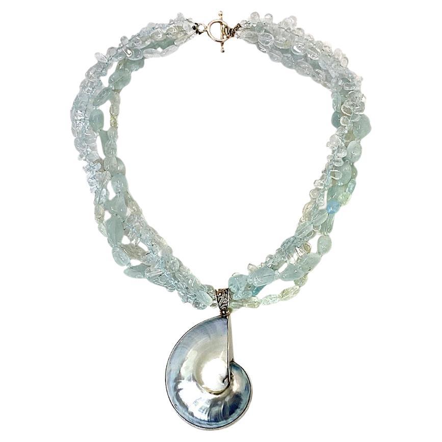 Mehrstrangige Aquamarin-Halskette mit Ammonoidea-Anhänger im Angebot