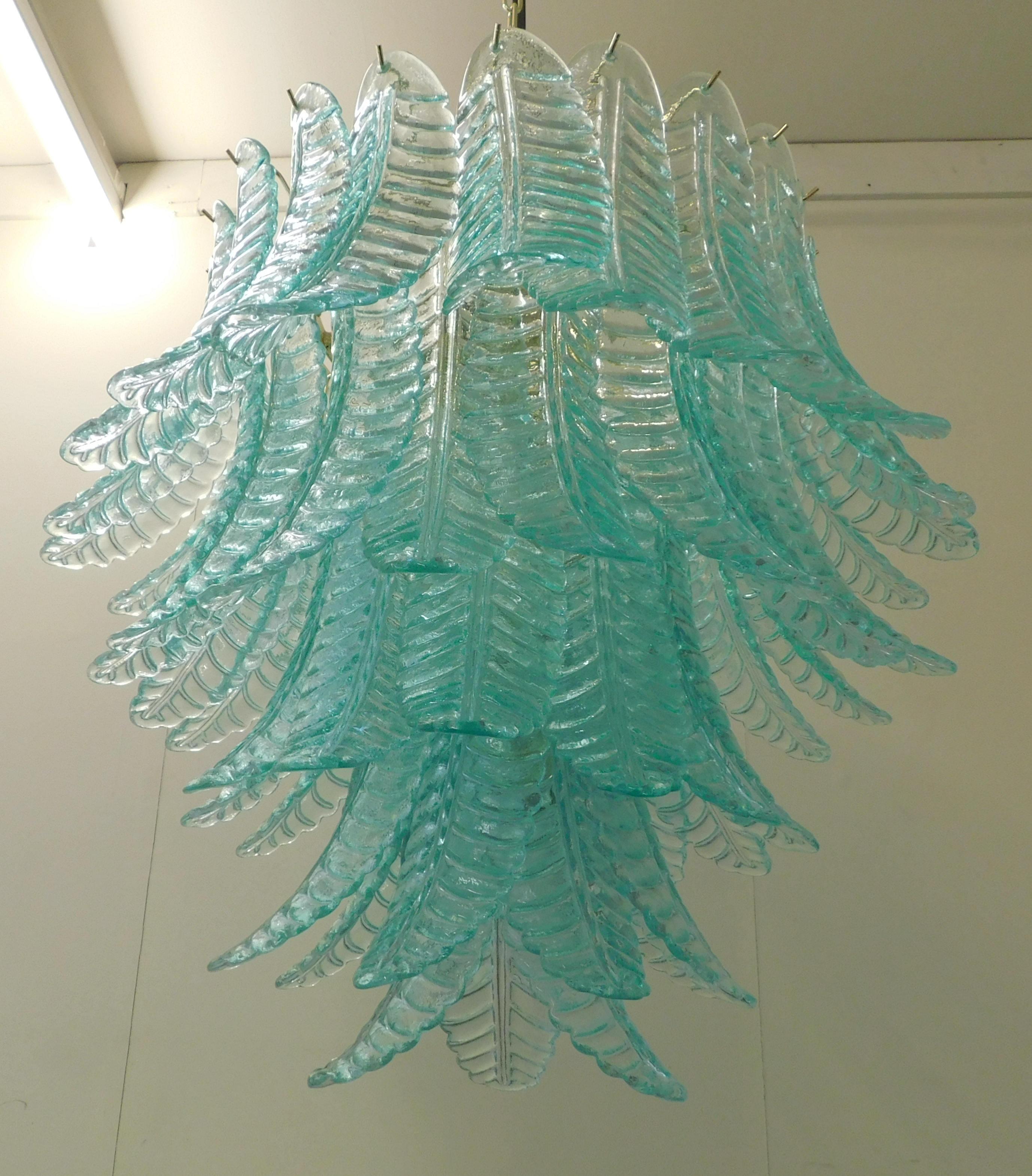 Araña italiana con hojas de cristal de helecho de Murano Felci soplado a mano de color azul aguamarina claro, montada sobre un marco de metal acabado en oro / Made in Italy by Fabio Ltd
Medidas: Diámetro 26 pulgadas, altura 27,5 pulgadas más cadena