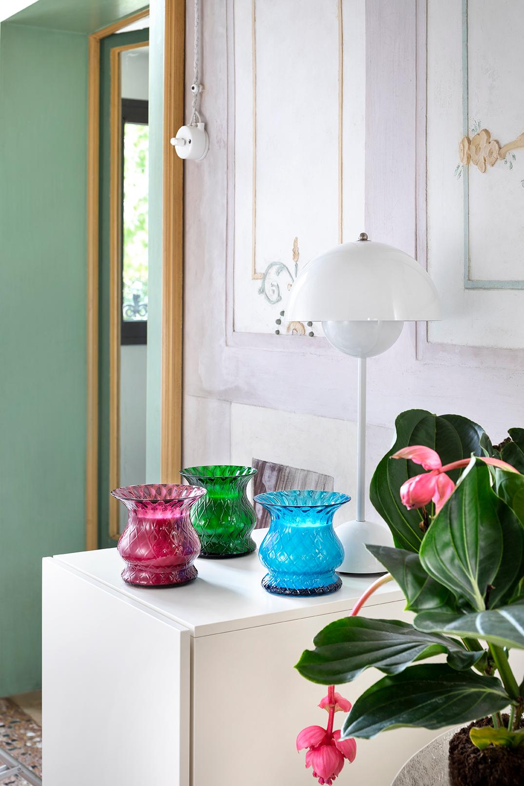 Das intensive Blau des Murano-Glases schafft eine magnetische Vase mit einem akzentuierten Relief aus Makramee-Techniken, eine beliebte venezianische Signatur.
Artistics-Glas, das mit einer besonderen Textur versehen ist, die der Oberfläche einen