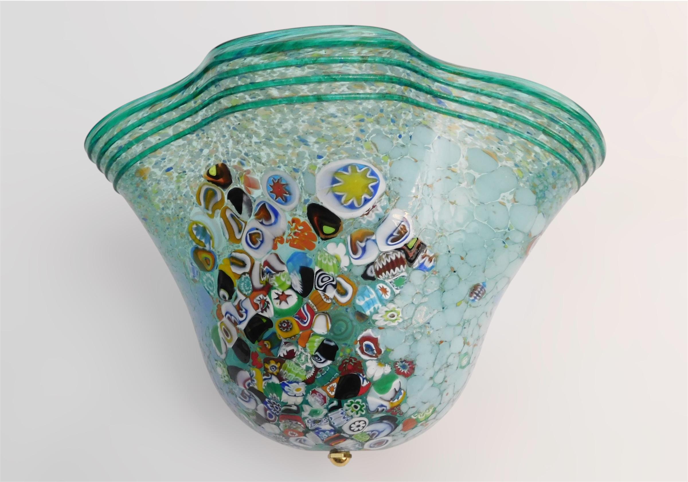 Applique vintage italienne avec abat-jour en verre de Murano aigue-marine et murrina multicolore / Fabriquée en Italie par La Murrina, circa 1960
Dimensions : largeur 12 pouces, hauteur 8 pouces, profondeur 9 pouces
1 lampe / type E12 ou E14 / max