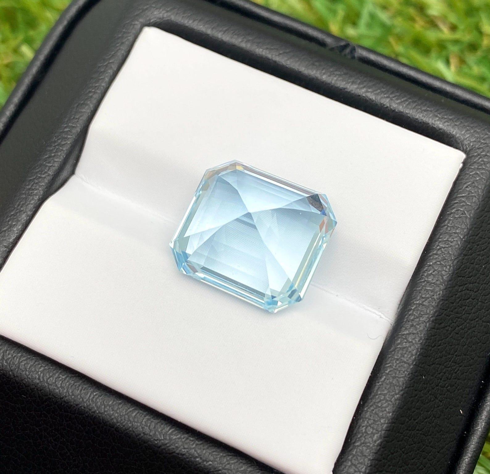 Women's or Men's Aquamarine natural Loose gemstone 10.23 ct. Origin Madagascar, Certificate GFCO For Sale