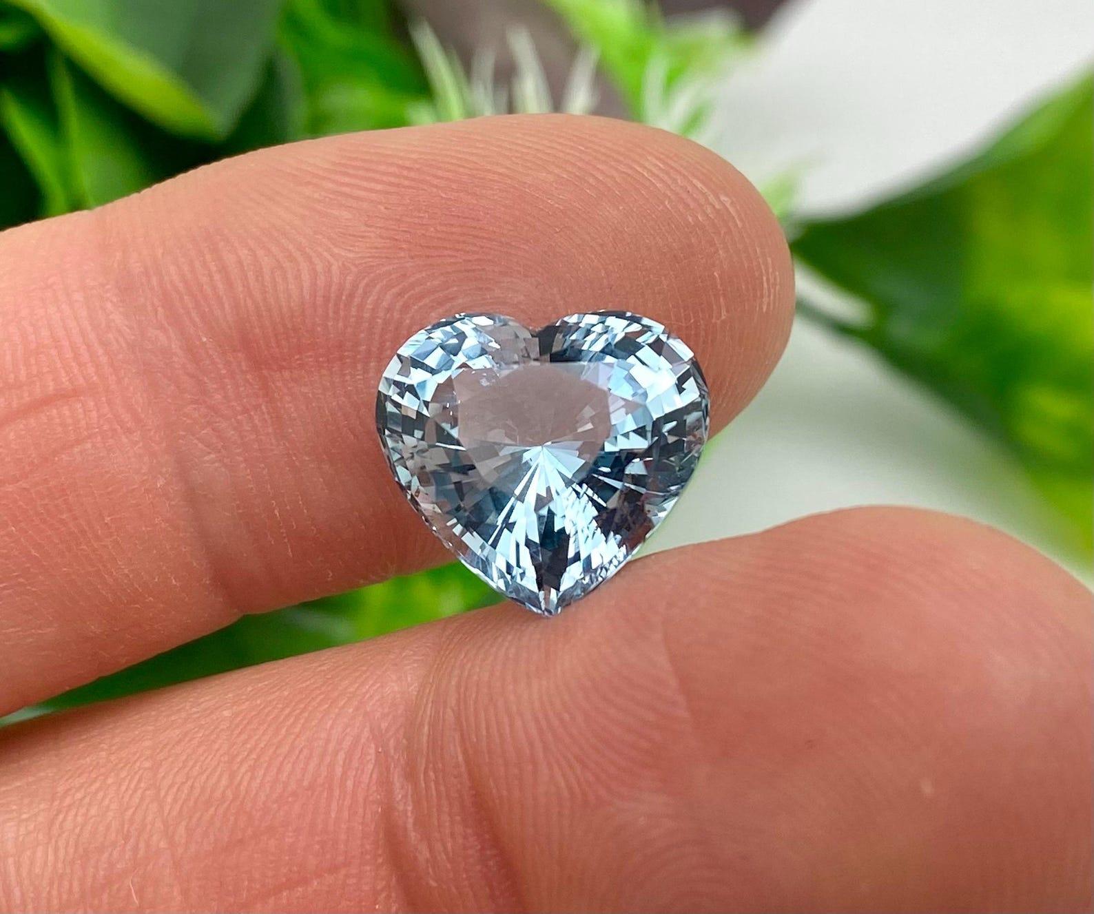 Women's or Men's Aquamarine natural Loose gemstone 7.72 ct, Heart, Origin Madagascar, Certificate For Sale