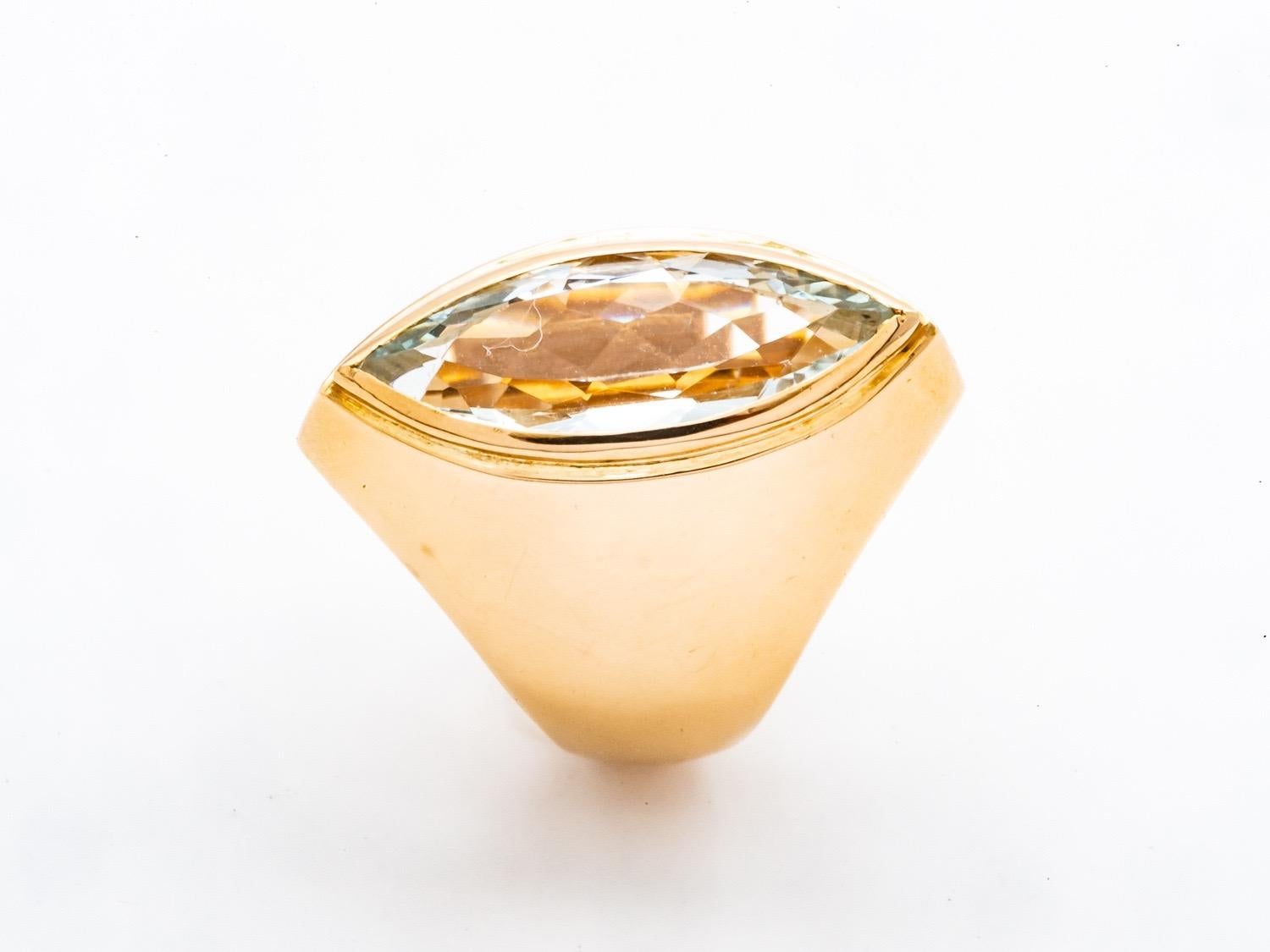 Entdecken Sie diesen bemerkenswerten Ring aus 18 Karat Gold mit einem Aquamarin, der in einer wunderschönen Navette geschliffen ist. Dieser einzigartige Ring ist ein wahrer Schatz, der alle Blicke auf sich zieht und alle Blicke auf sich zieht.

Das