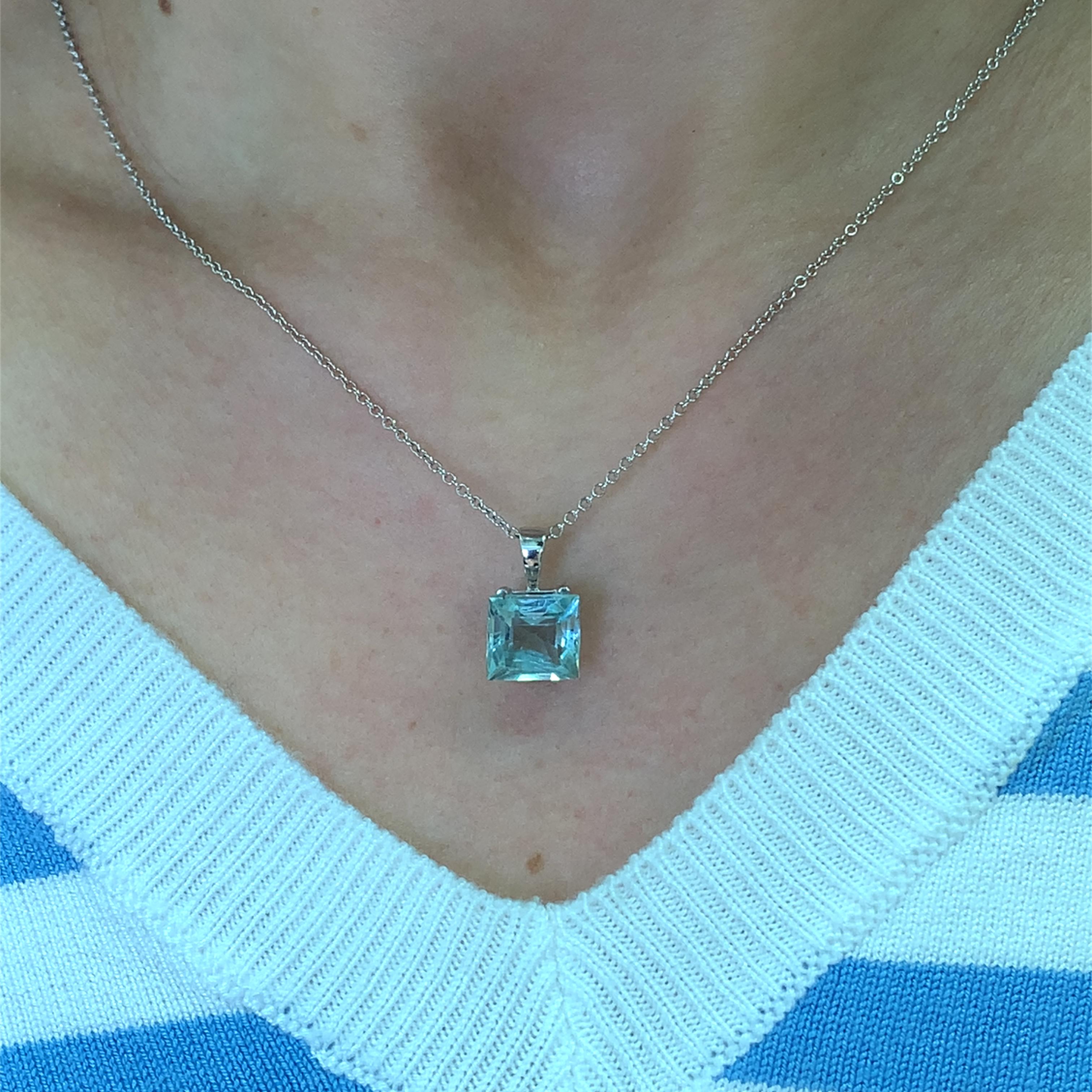 Questa splendida collana con ciondolo di acquamarina da 2,50ct e circa 10/9mm presenta una gemma quadrata dal taglio meraviglioso che cattura la luce a ogni movimento. Incastonato in una delicata montatura in oro bianco 18k  La catena da 16 pollici