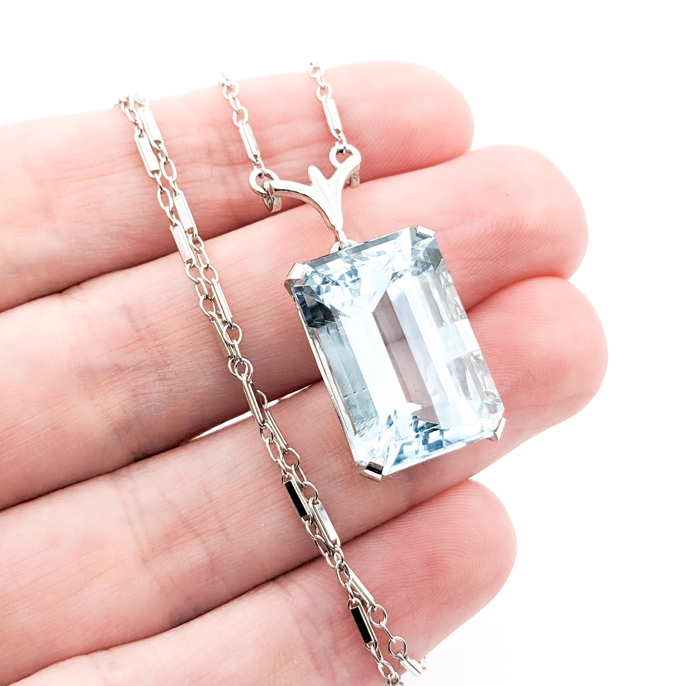 Women's Light Blue 16.5ct Aquamarine Emerald Cut Necklace In White Gold For Sale