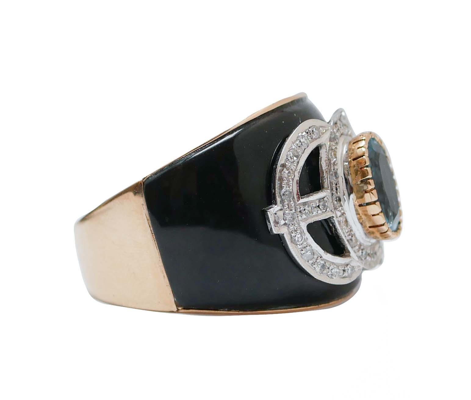 Fantastischer Ring aus 14-karätigem Roségold mit einem Band aus Onyx und einem Detail aus Weißgold mit einem zentralen Aquamarin, der von Diamanten umgeben ist.
Dieser Ring wurde vollständig von italienischen Goldschmiedemeistern handgefertigt und