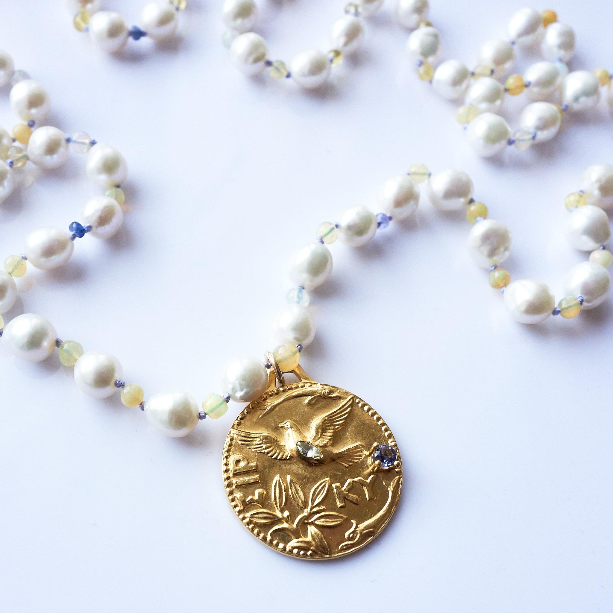 Aigue-marine Opale Tanzanite Perle blanche Collier en perles Colombe Médaille J Dauphin en vente 4