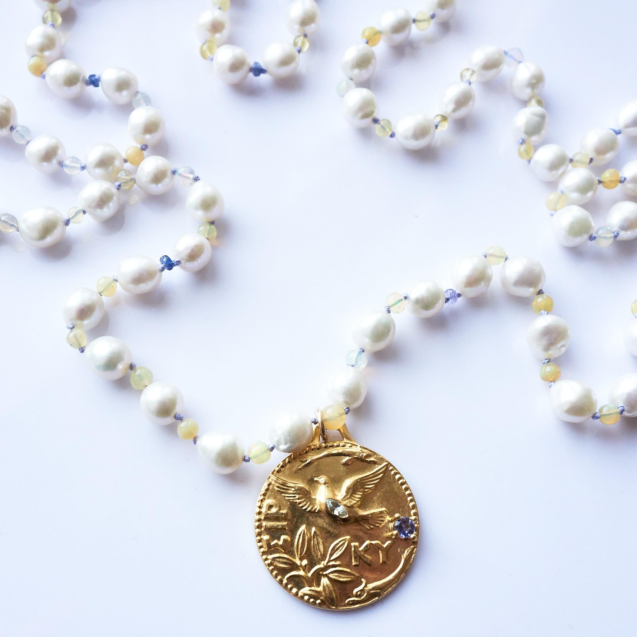 Aigue-marine Opale Tanzanite Perle blanche Collier en perles Colombe Médaille J Dauphin en vente 5