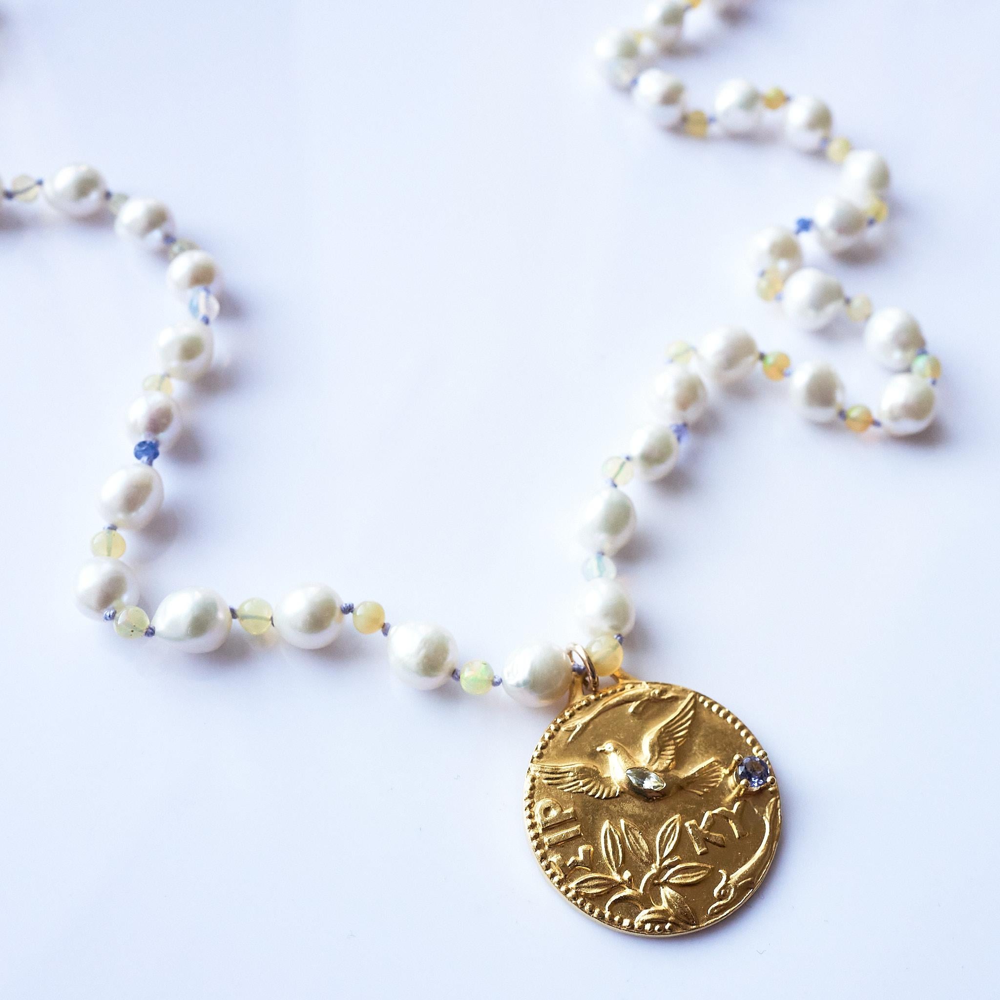 Aigue-marine Opale Tanzanite Perle blanche Collier en perles Colombe Médaille J Dauphin en vente 6