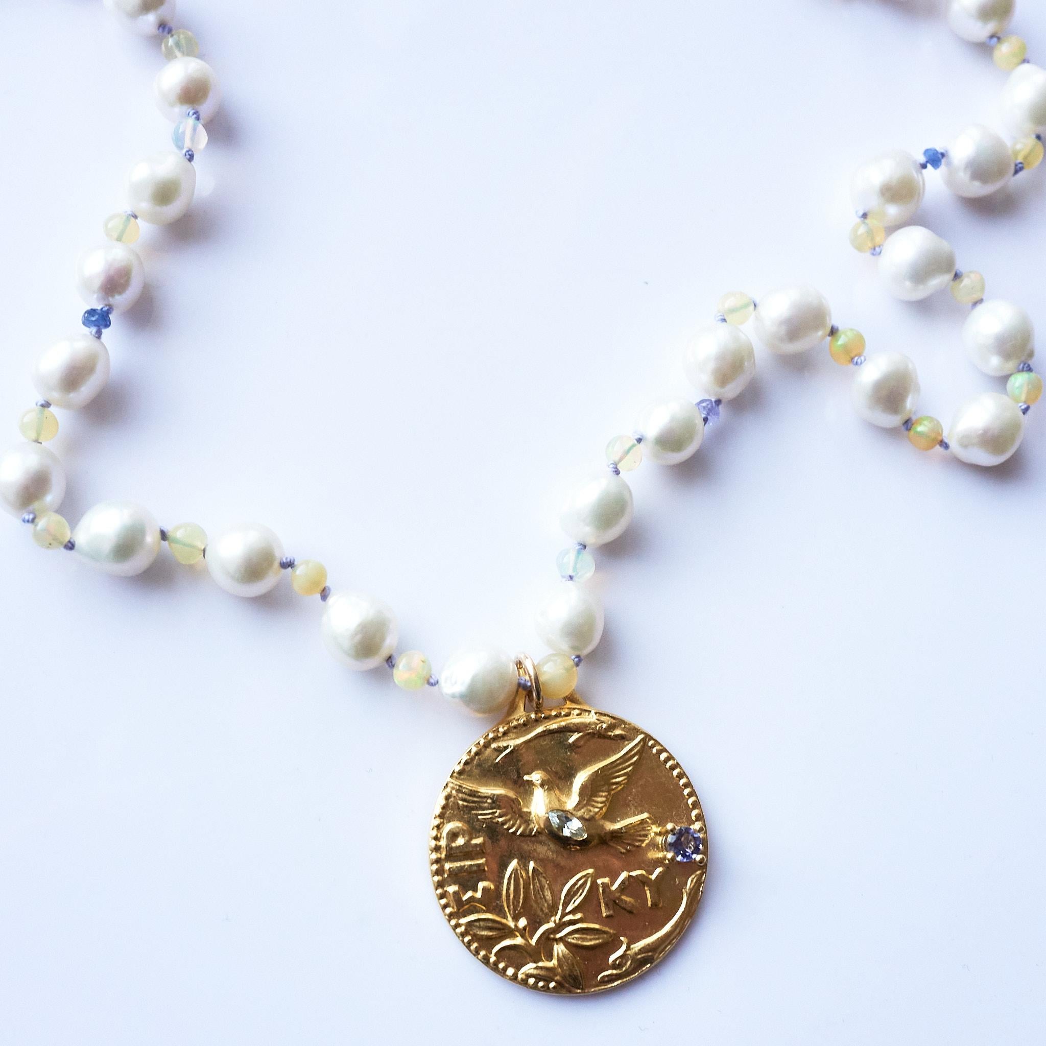 Aigue-marine Opale Tanzanite Perle blanche Collier en perles Colombe Médaille J Dauphin en vente 7