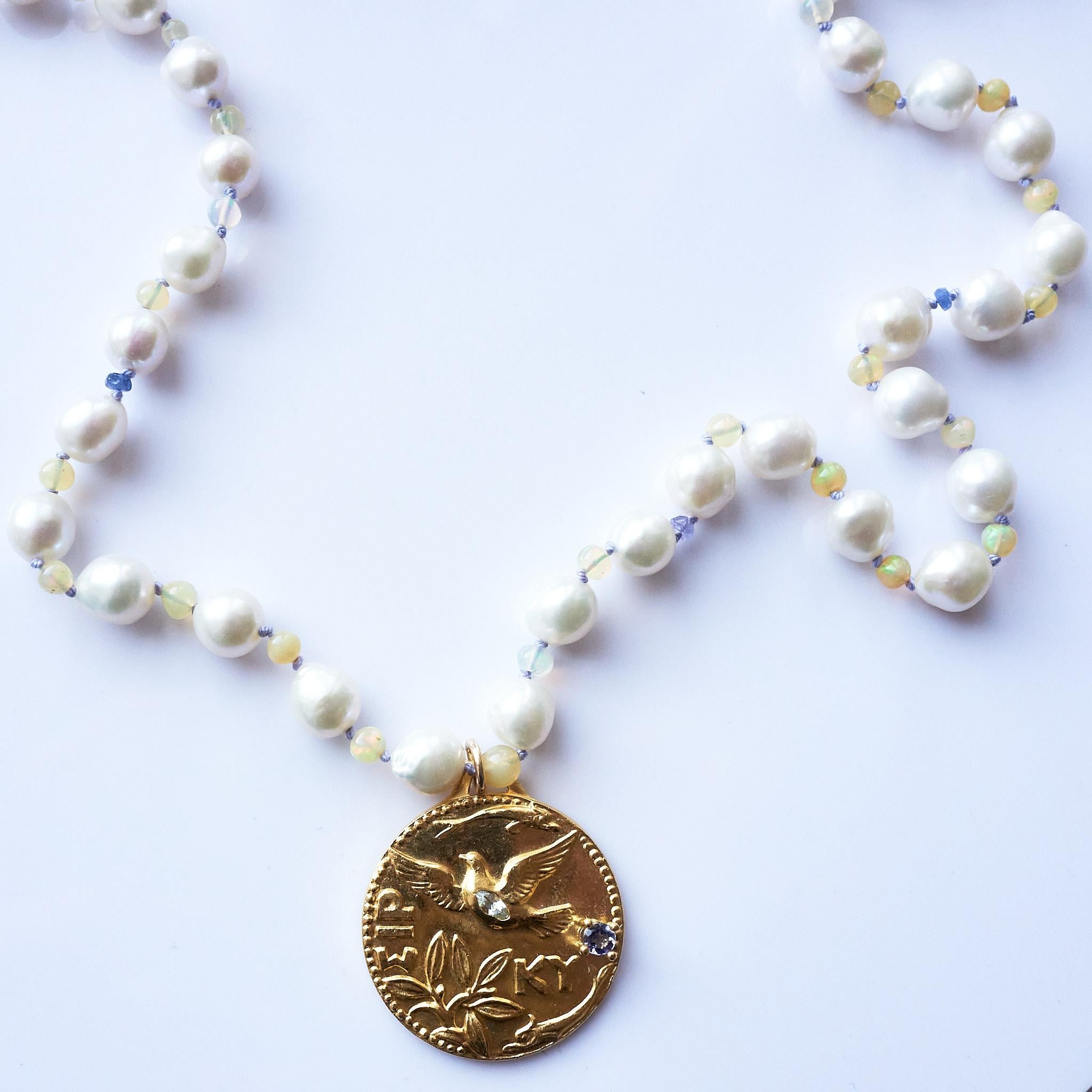 Aigue-marine Opale Tanzanite Perle blanche Collier en perles Colombe Médaille J Dauphin en vente 8