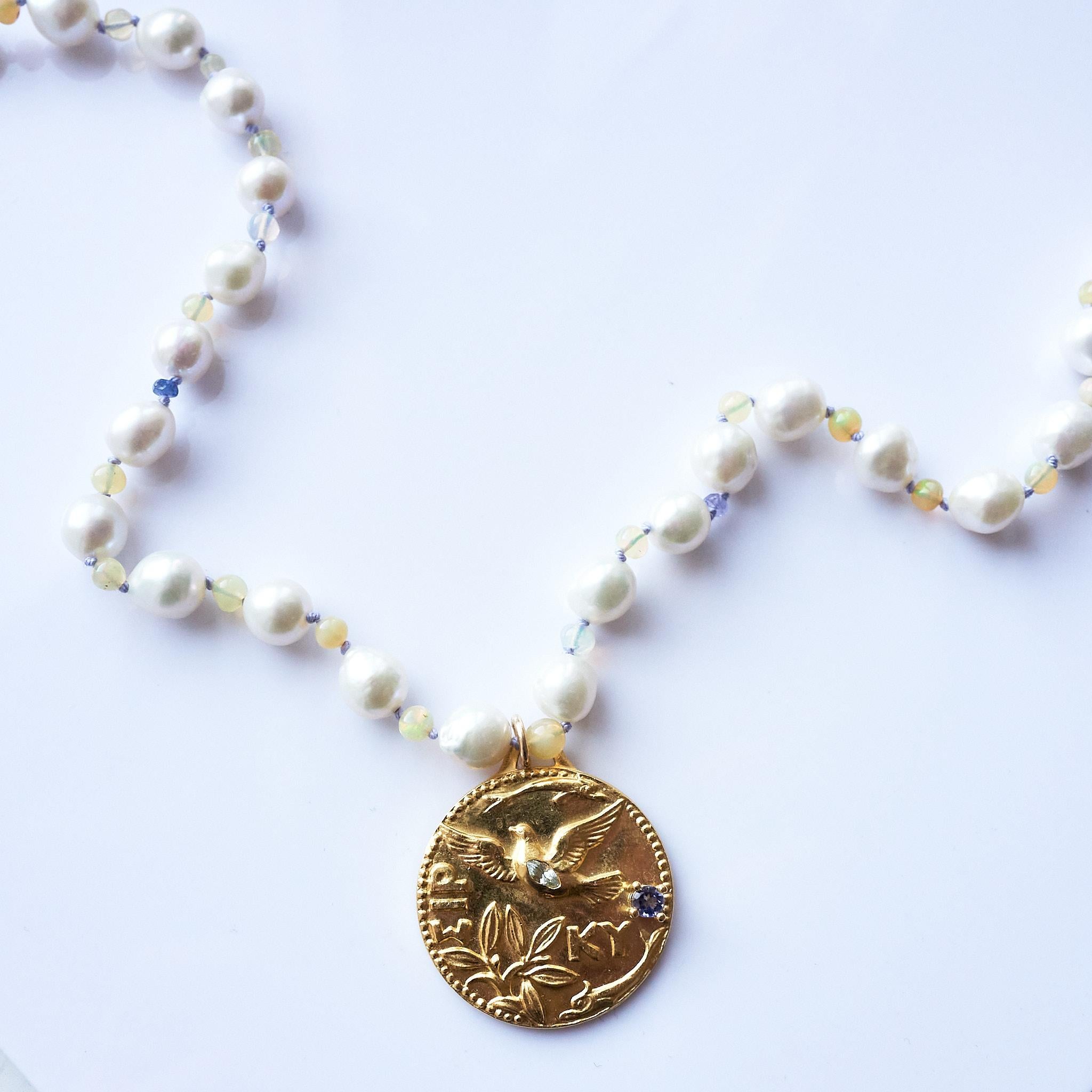 Aigue-marine Opale Tanzanite Perle blanche Collier en perles Colombe Médaille J Dauphin en vente 1