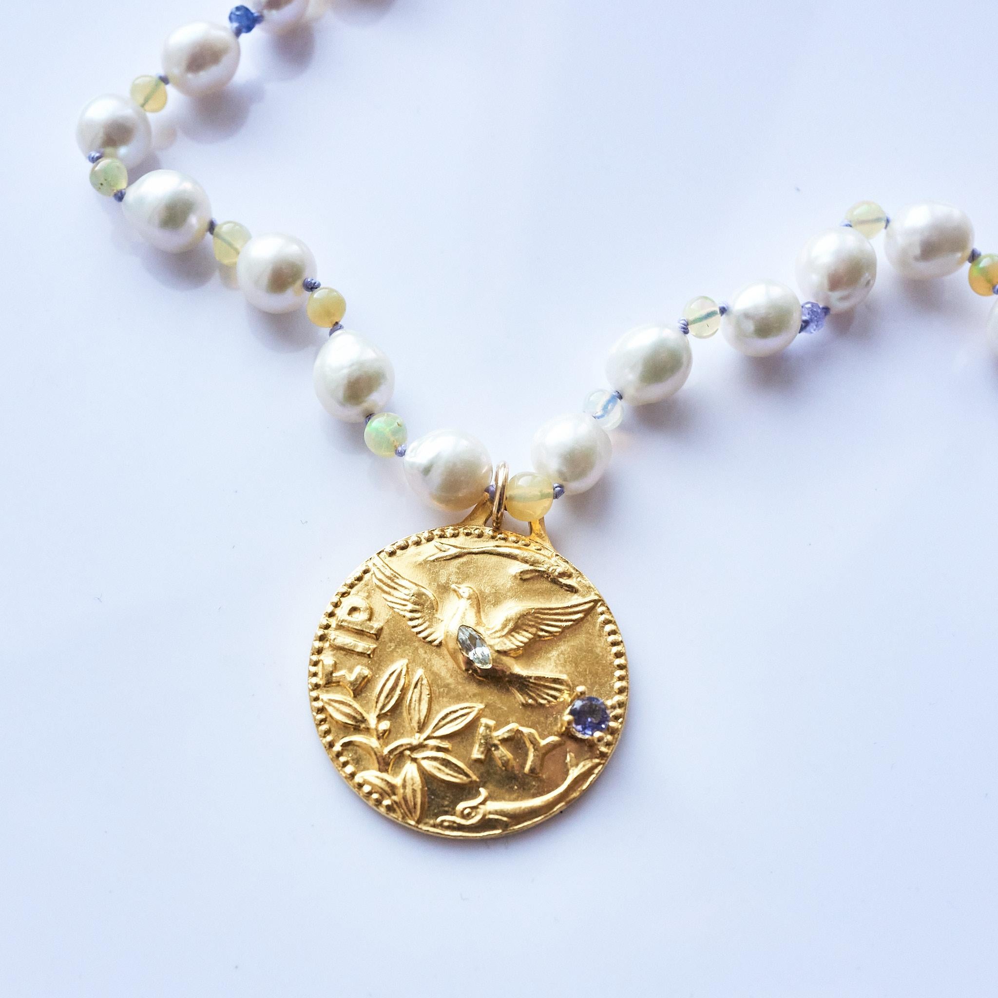 Aigue-marine Opale Tanzanite Perle blanche Collier en perles Colombe Médaille J Dauphin en vente 2