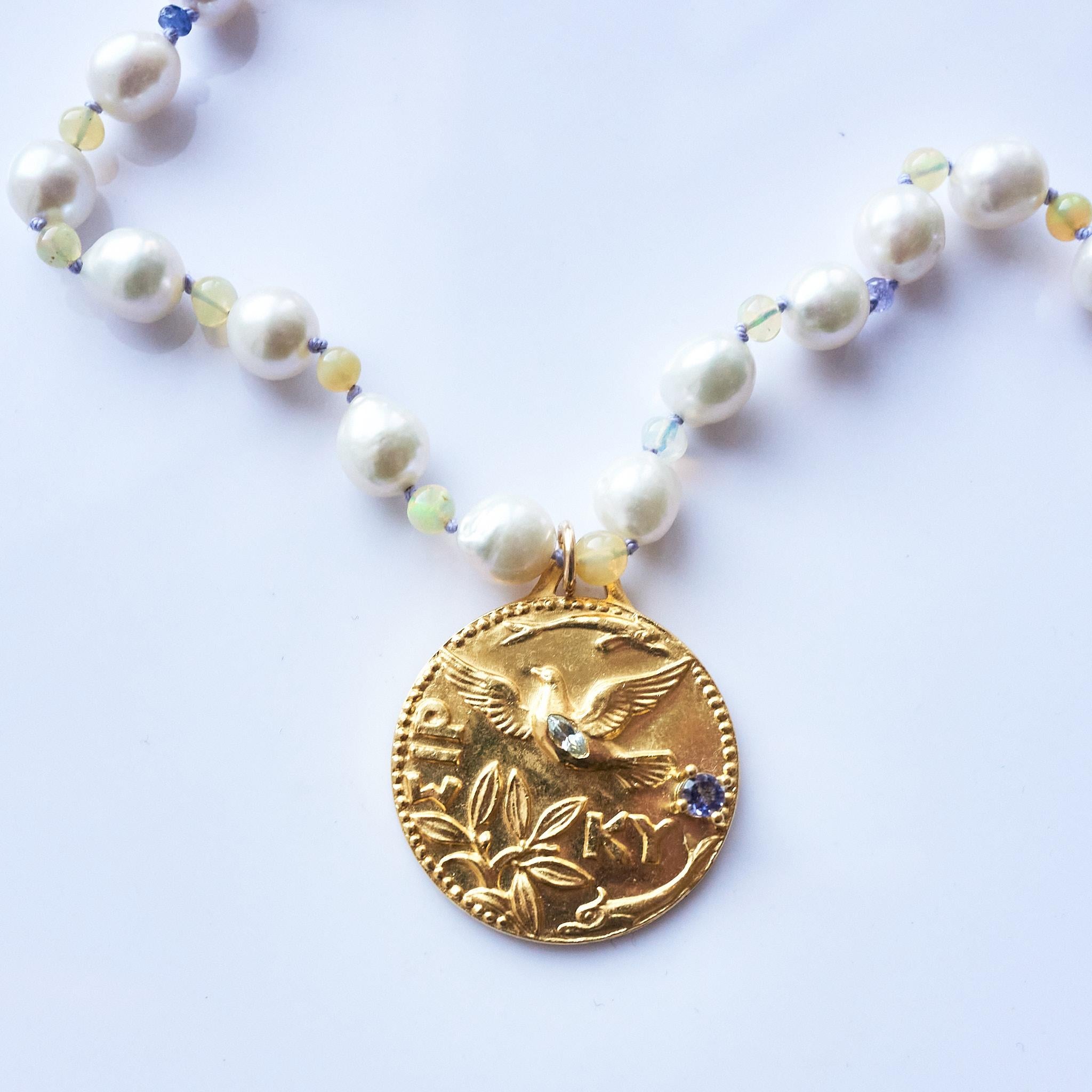 Aigue-marine Opale Tanzanite Perle blanche Collier en perles Colombe Médaille J Dauphin en vente 3