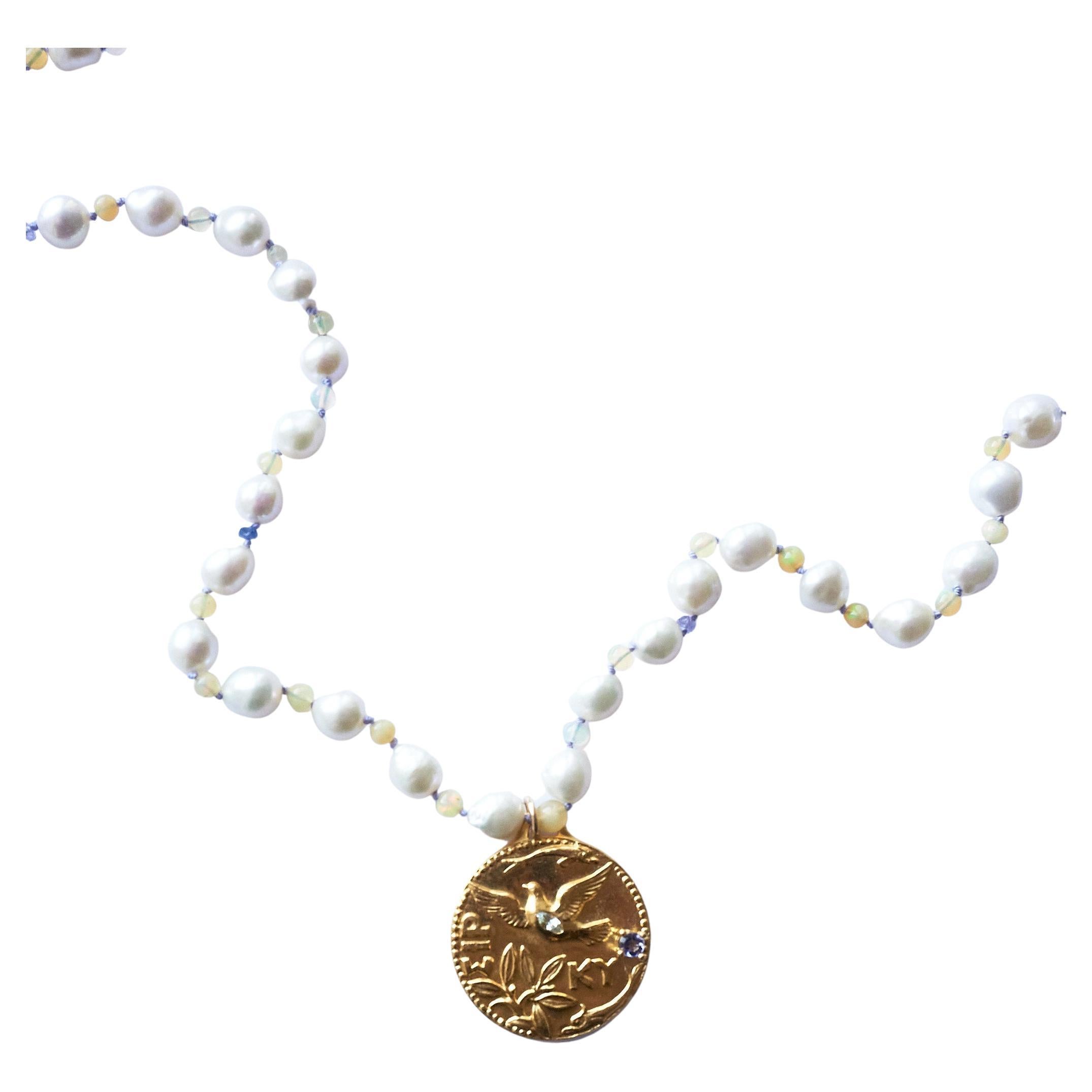 Taille ronde Collier perle blanche colombe Aigue-marine Opale Tanzanite Médaille J Dauphin en vente