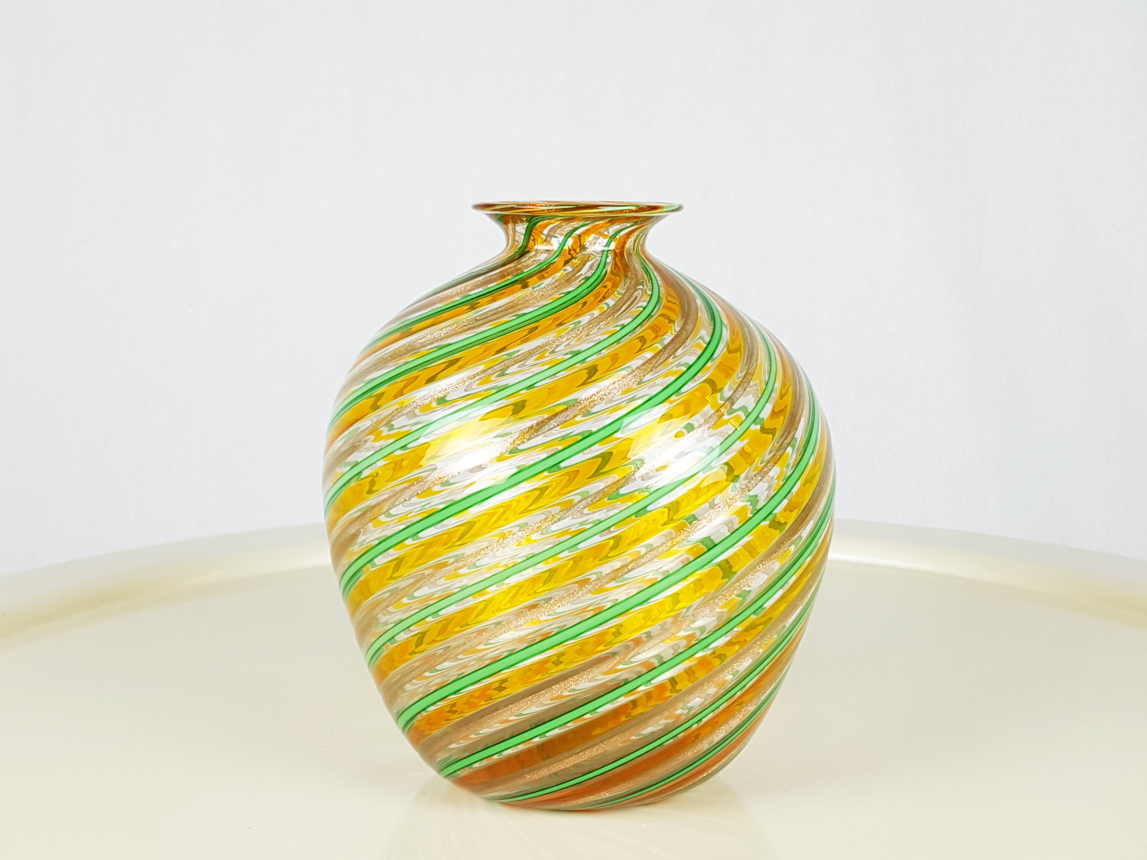 Space Age Vaso in vetro di Murano degli anni '70 in acquamarina, arancio e foglia d'oro di F.lli Toso in vendita
