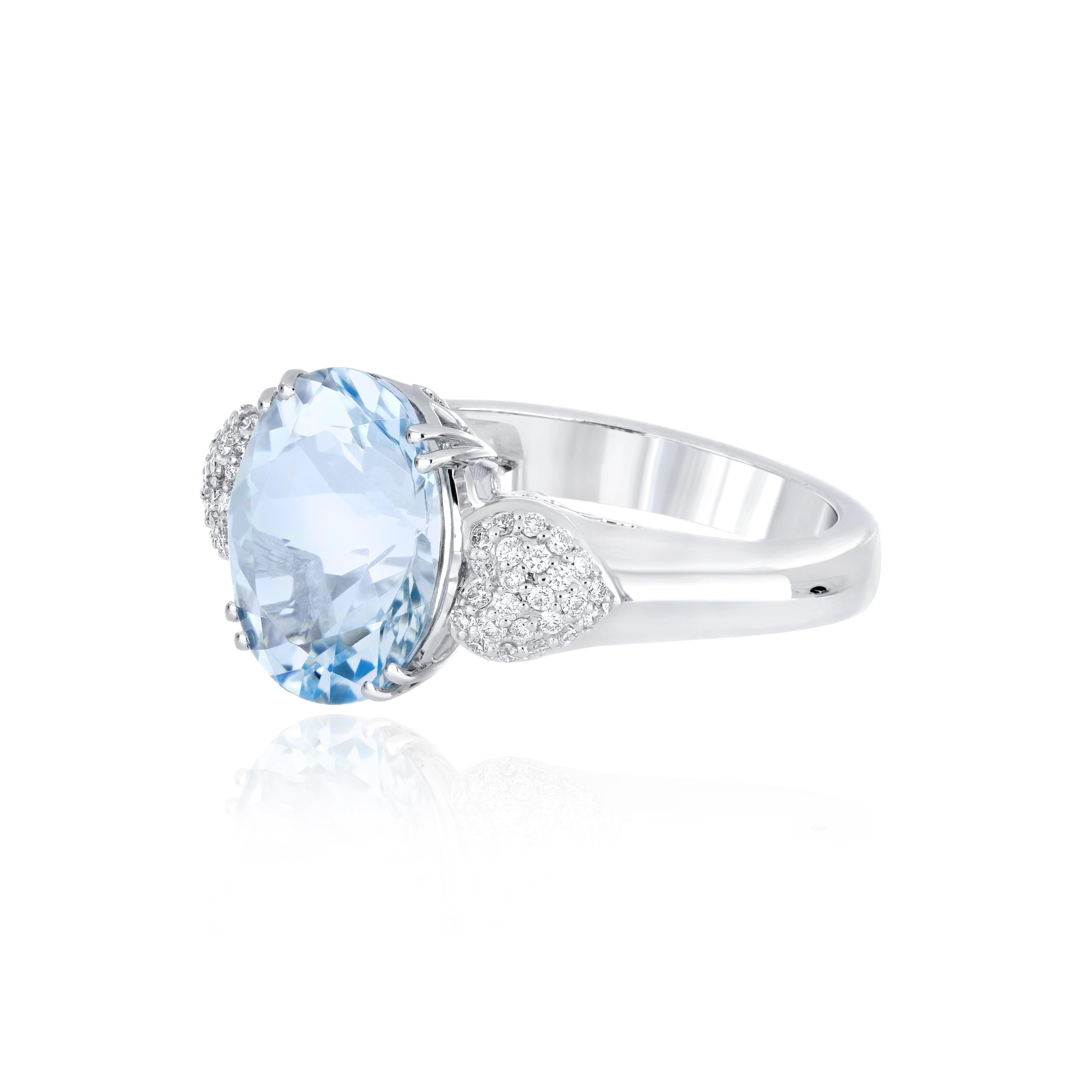 Aquamarine Oval and Diamond Ring 14 Karat White Gold In New Condition For Sale In JAIPUR, IN
