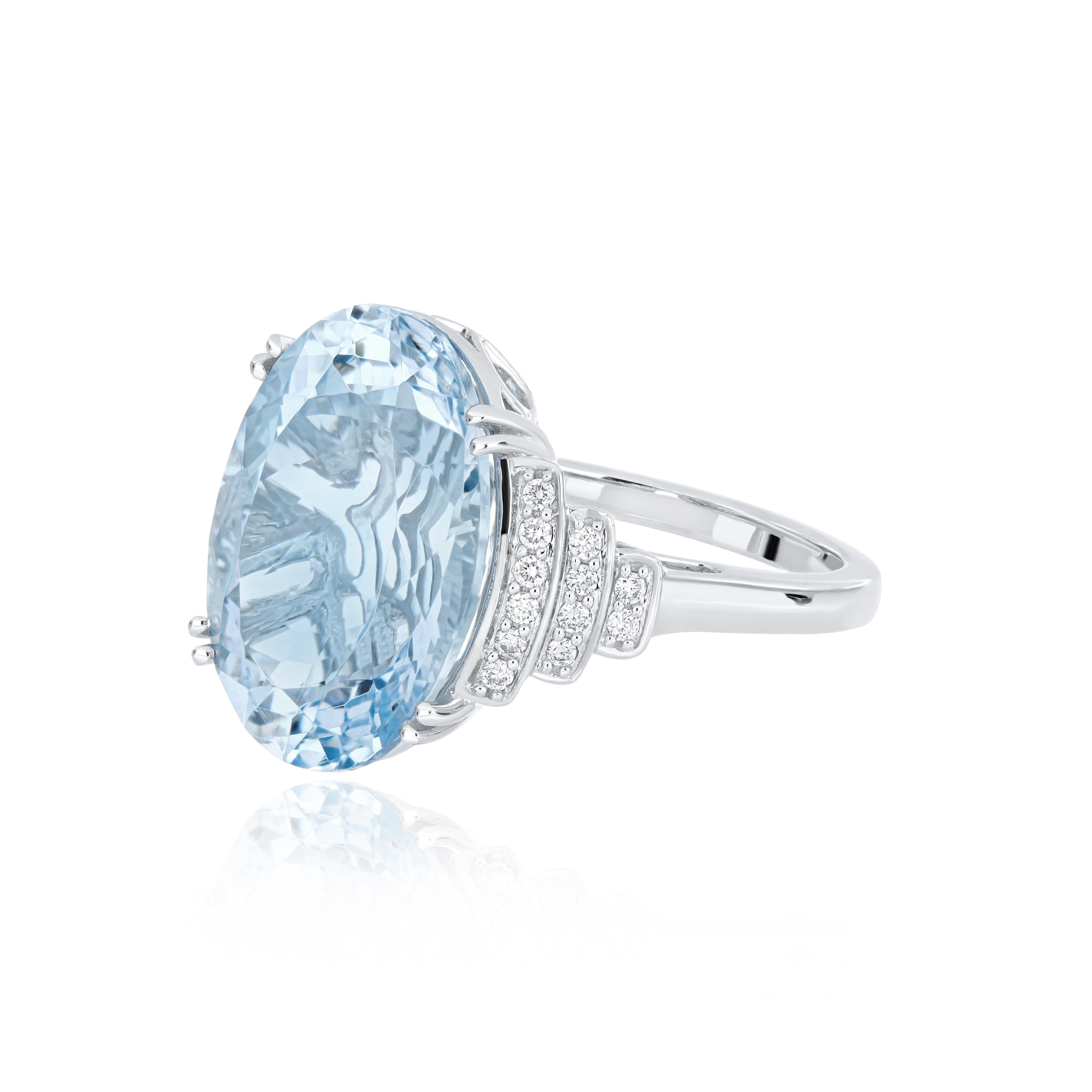 Aquamarine Oval and Diamond Ring 18 Karat White Gold handcraft jewelry Ring In New Condition For Sale In JAIPUR, IN