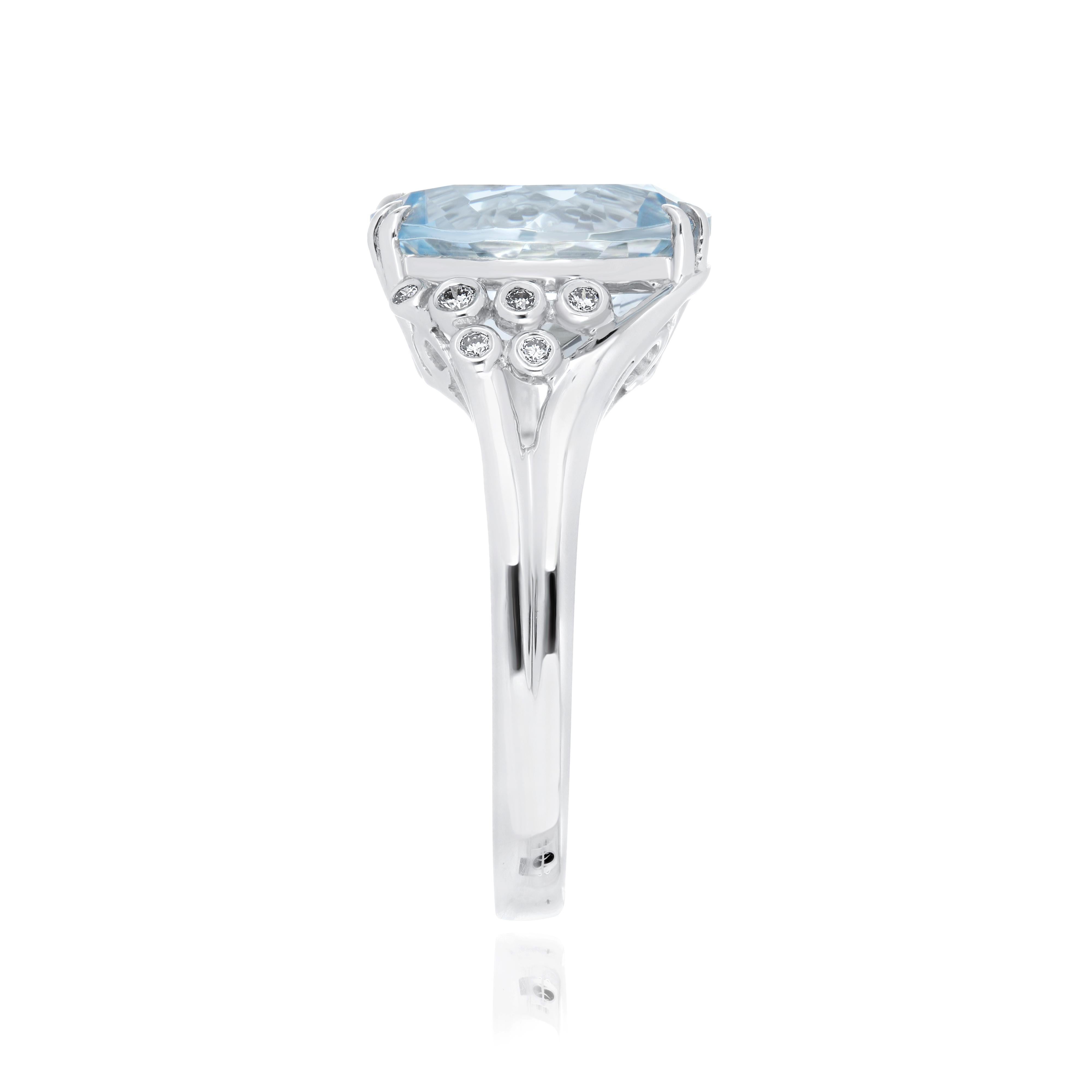 Aquamarine Oval and Diamond Studded Ring in 14 Karat White Gold In New Condition For Sale In JAIPUR, IN
