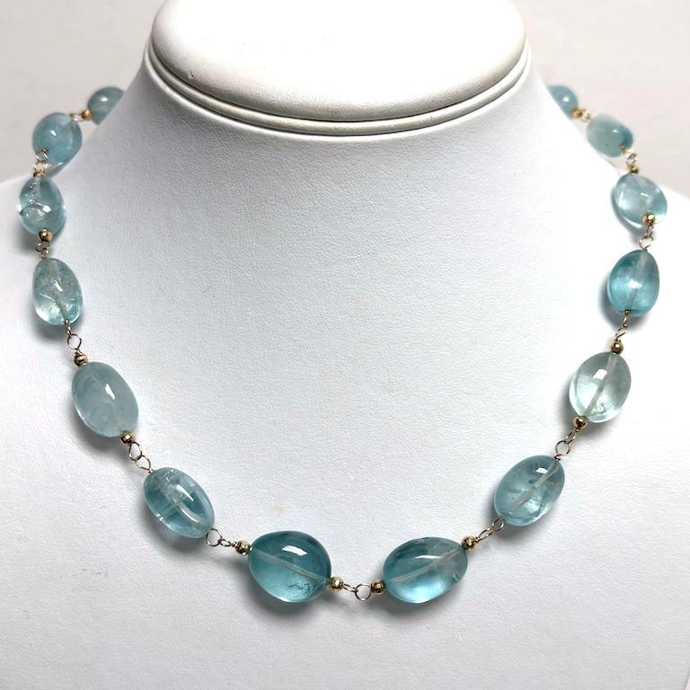 Descrizione
Luminose e brillanti, 210 carati di acquamarine oversize sono elegantemente incorniciate da perle sfaccettate in oro giallo 14k, creando un contrasto sorprendente che esalta il loro fascino naturale. Composta ad arte, questa collana