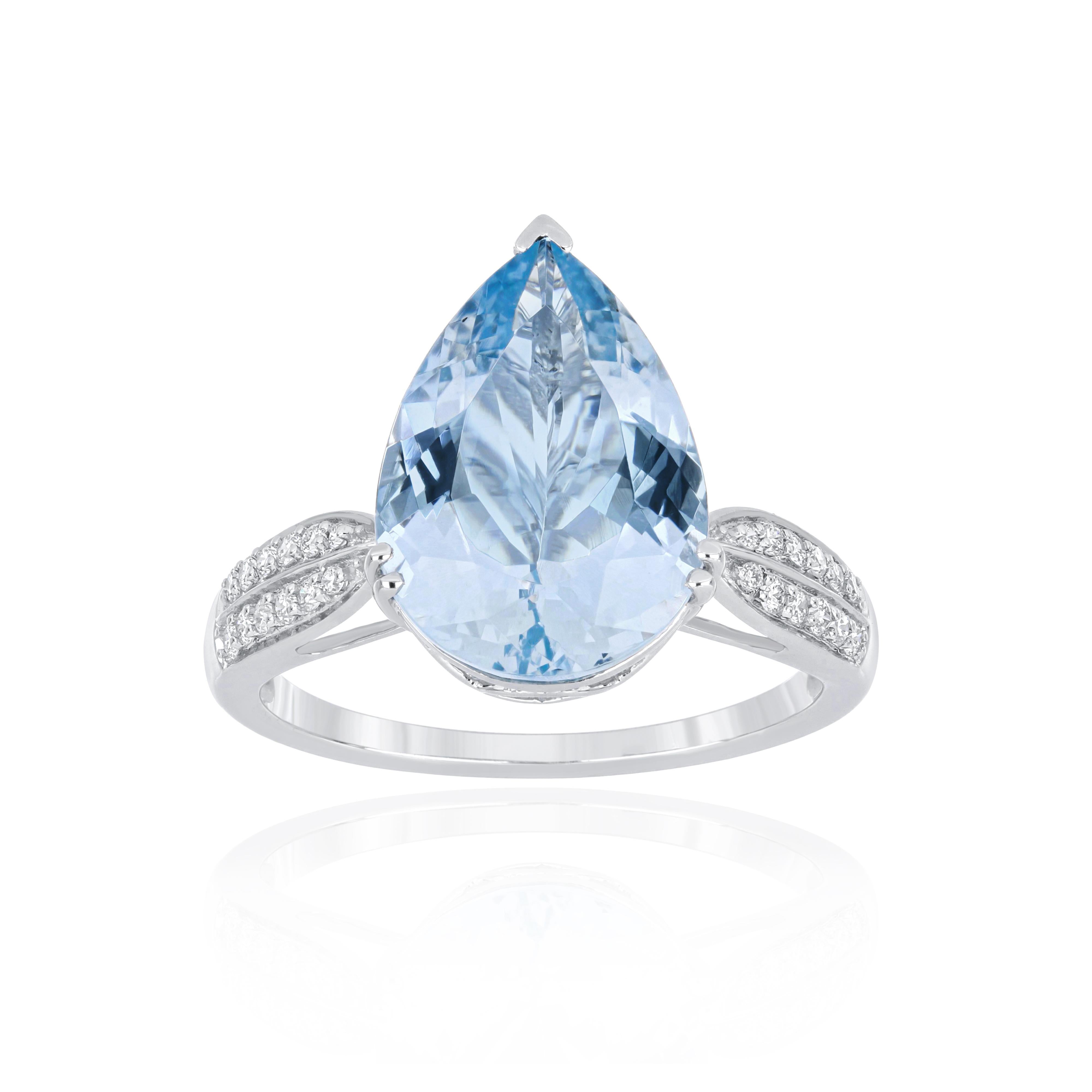 Pear Cut 4.24Cts Aquamarine Pear and Diamond Ring 18 Karat White Gold handcraft Ring For Sale