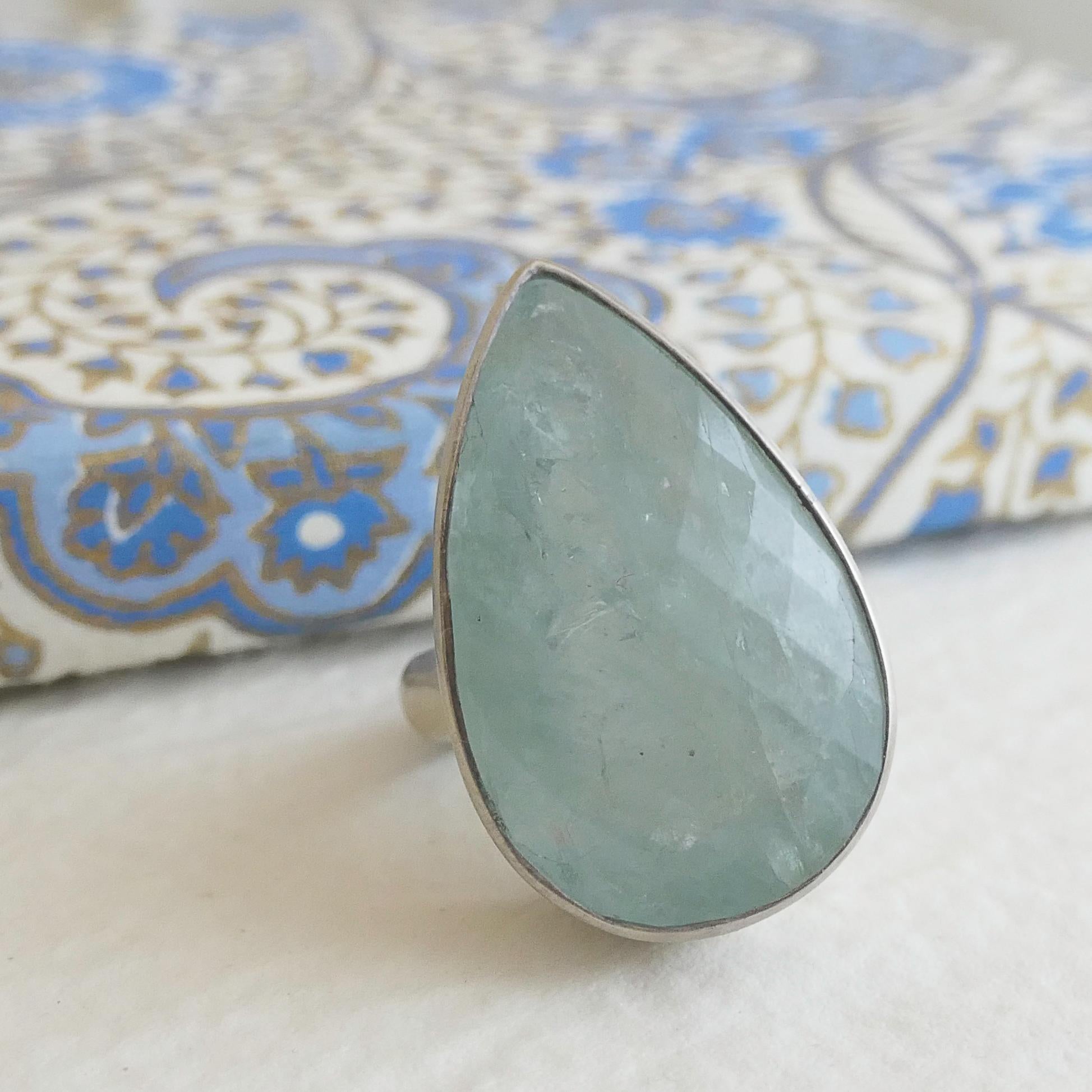 Si tratta di un'acquamarina enorme, con dimensioni di 20x33 mm. È incastonato in argento sterling. La larghezza della fascia è di 5,2 mm. L'incastonatura della lunetta varia da 8,3 mm a 11,8 mm.

La misura dell'anello è 8.