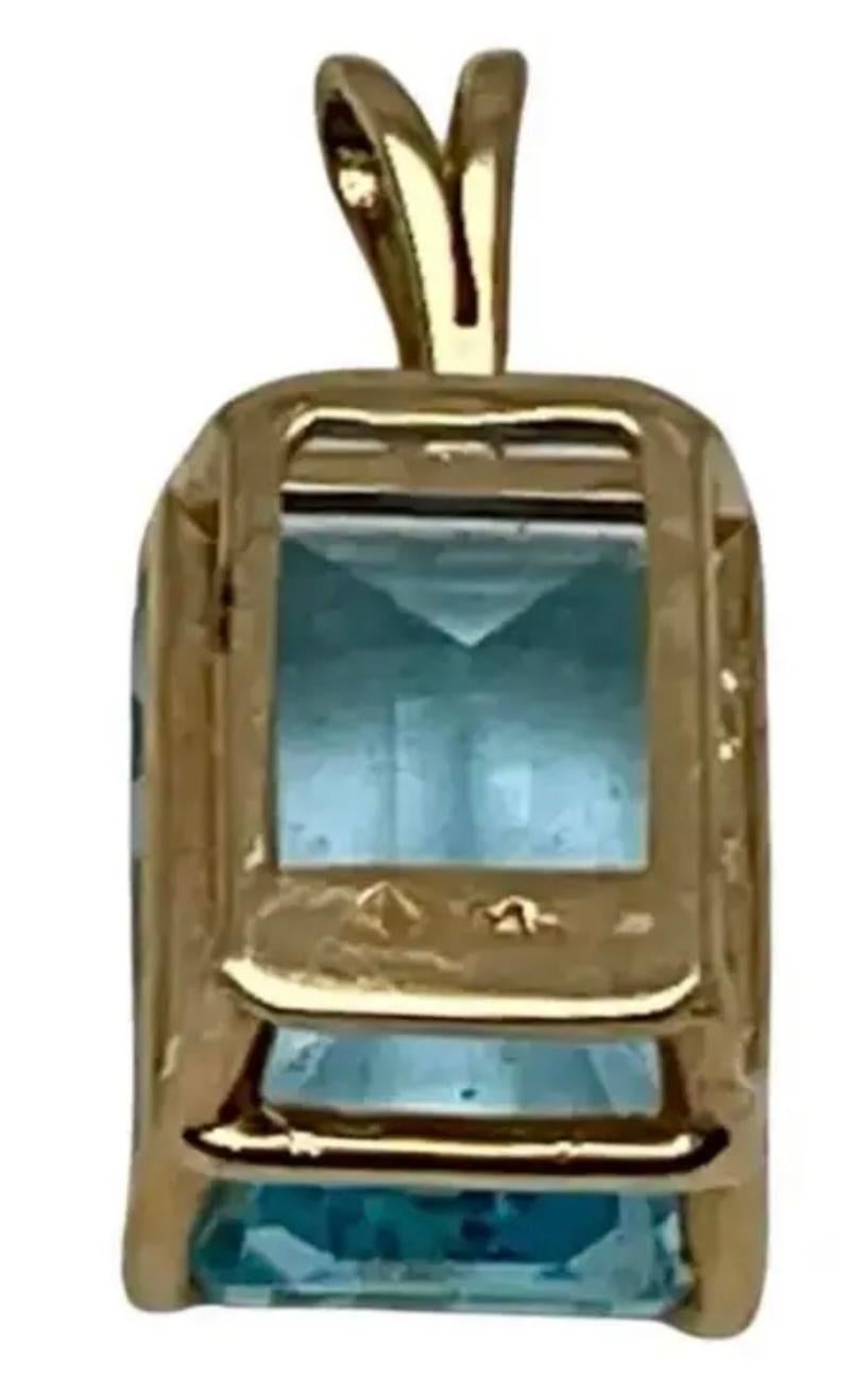Questo è uno splendido ciondolo di acquamarina. È incastonato in una sostanziosa montatura in oro giallo 14kt e il peso totale è di 3,35 grammi. Non è necessario essere nati nel mese di marzo per apprezzare la bellezza dell'acquamarina. Questo
