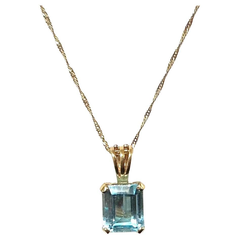 Voici un magnifique pendentif en aigue-marine. Il est serti dans une importante monture en or jaune 14kt (testé) et pèse au total 3,70 grammes. Il n'est pas nécessaire d'être né au mois de mars pour apprécier la beauté d'une aigue-marine. Celui-ci