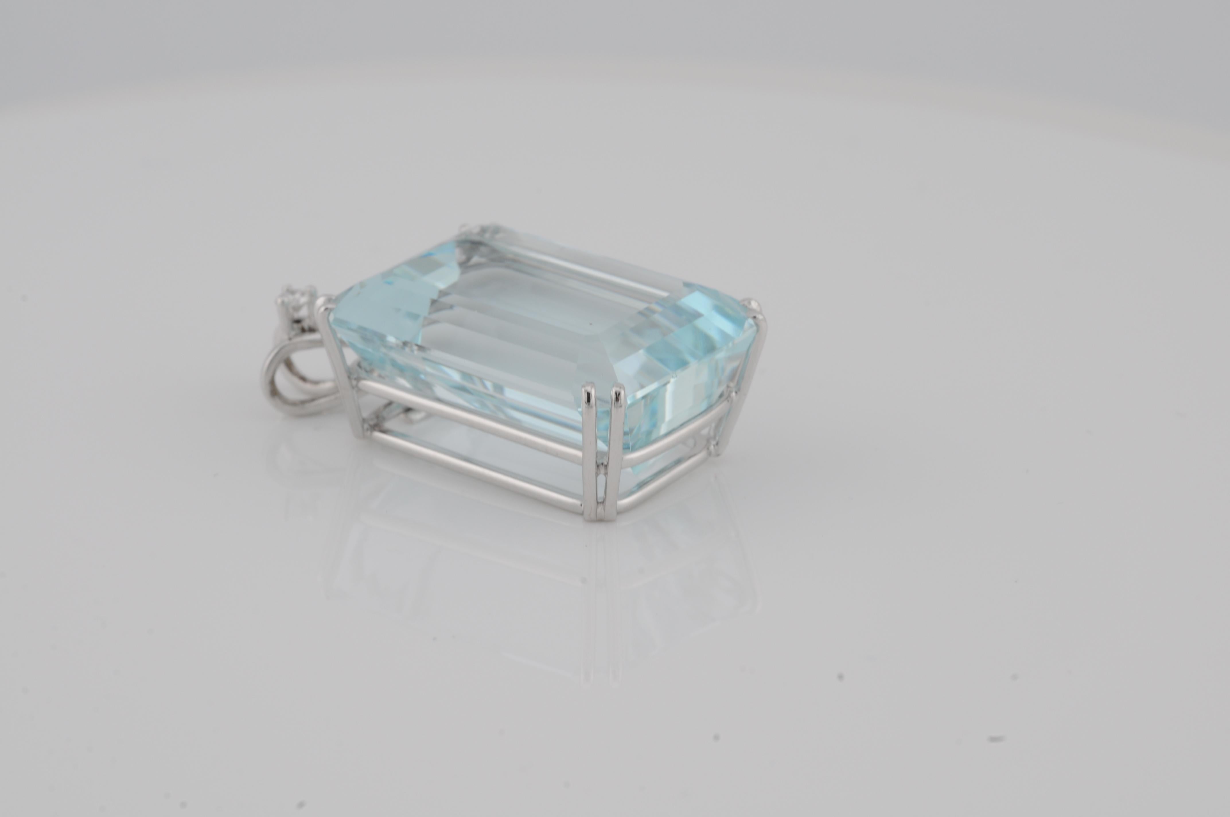 Ciondolo con acquamarina in oro bianco 18 carati (circa 25ct) in vendita 4