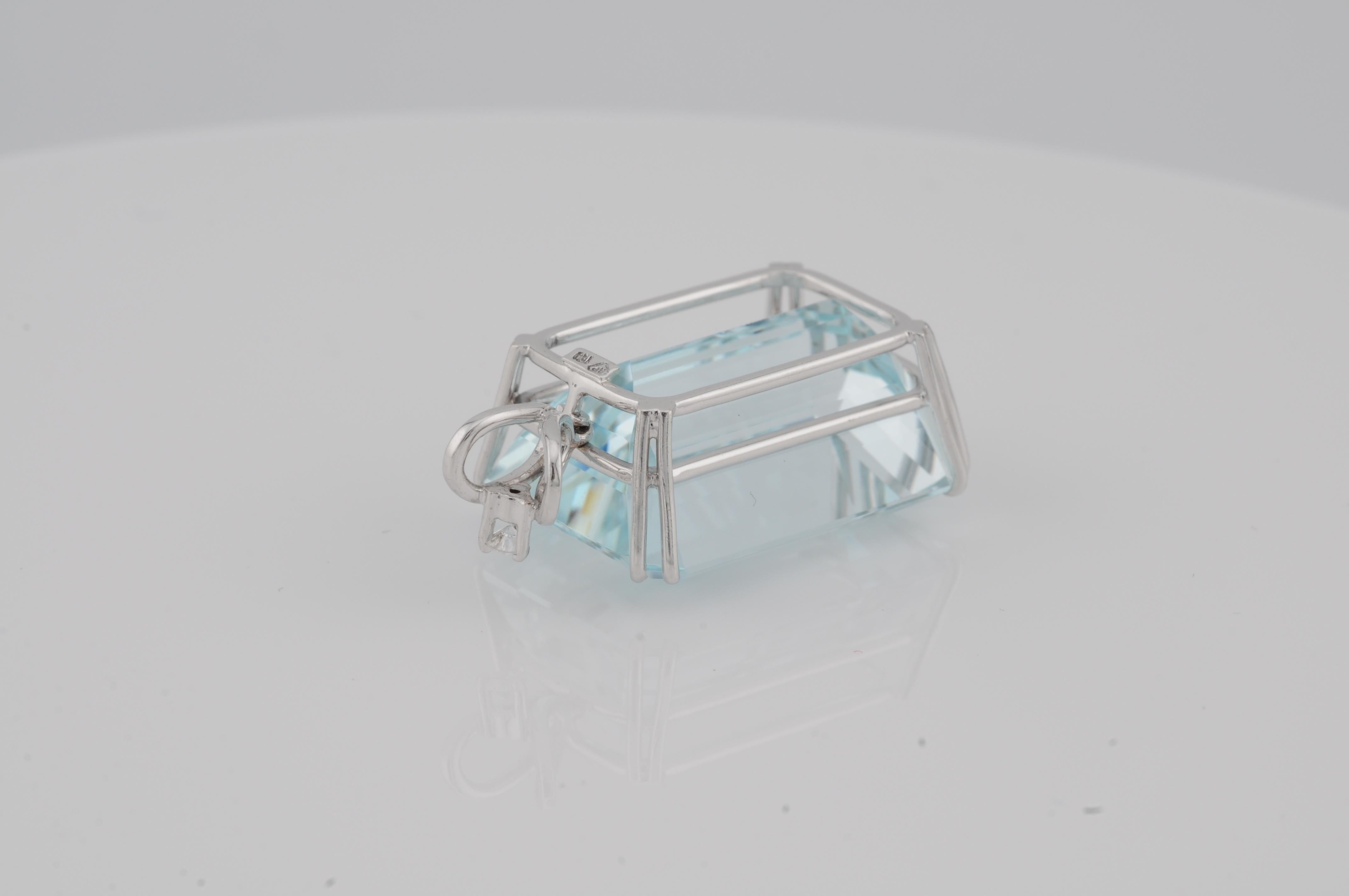 Ciondolo con acquamarina in oro bianco 18 carati (circa 25ct) in vendita 5