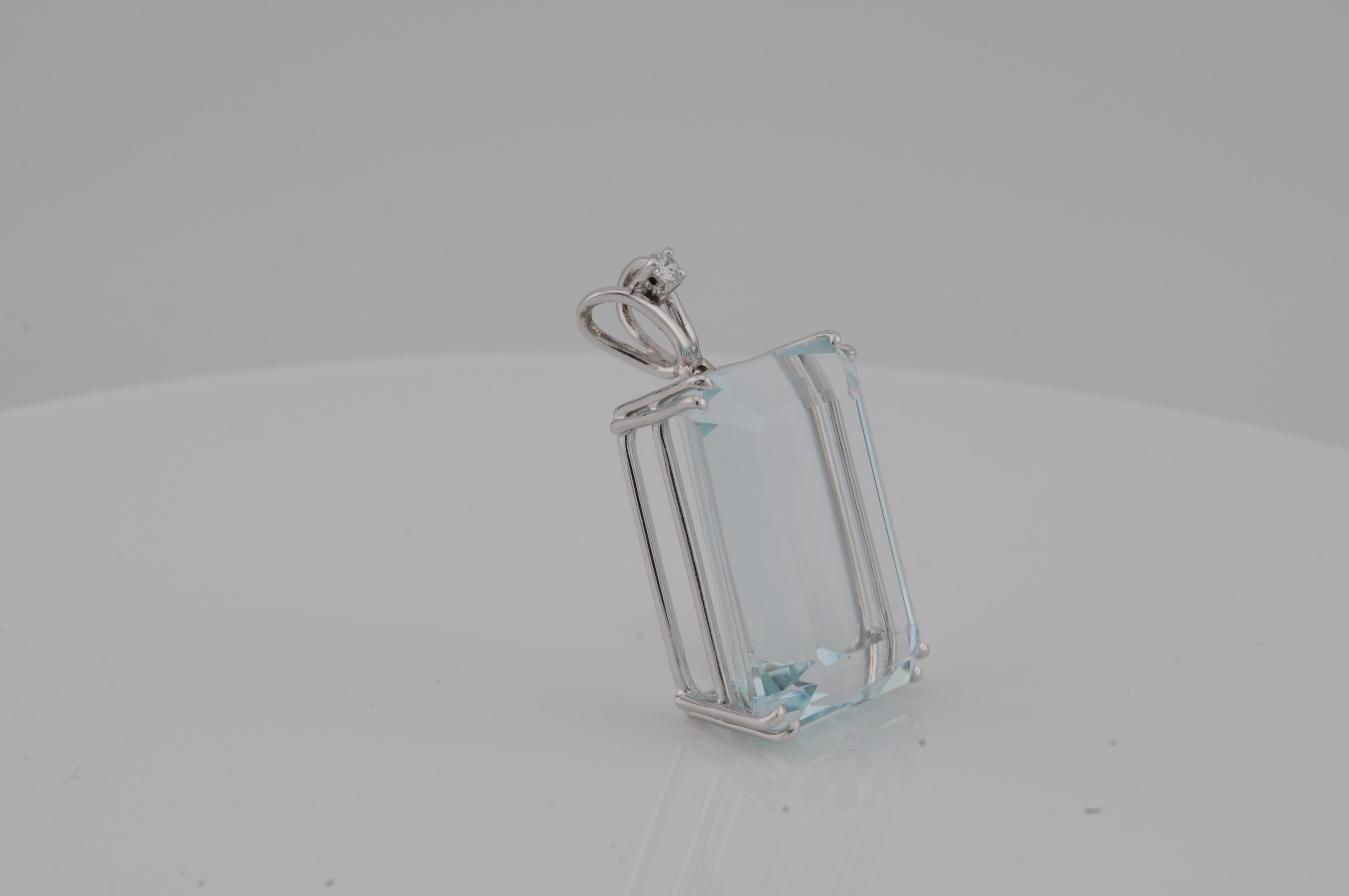 Ciondolo con acquamarina in oro bianco 18 carati (circa 25ct) in vendita 7