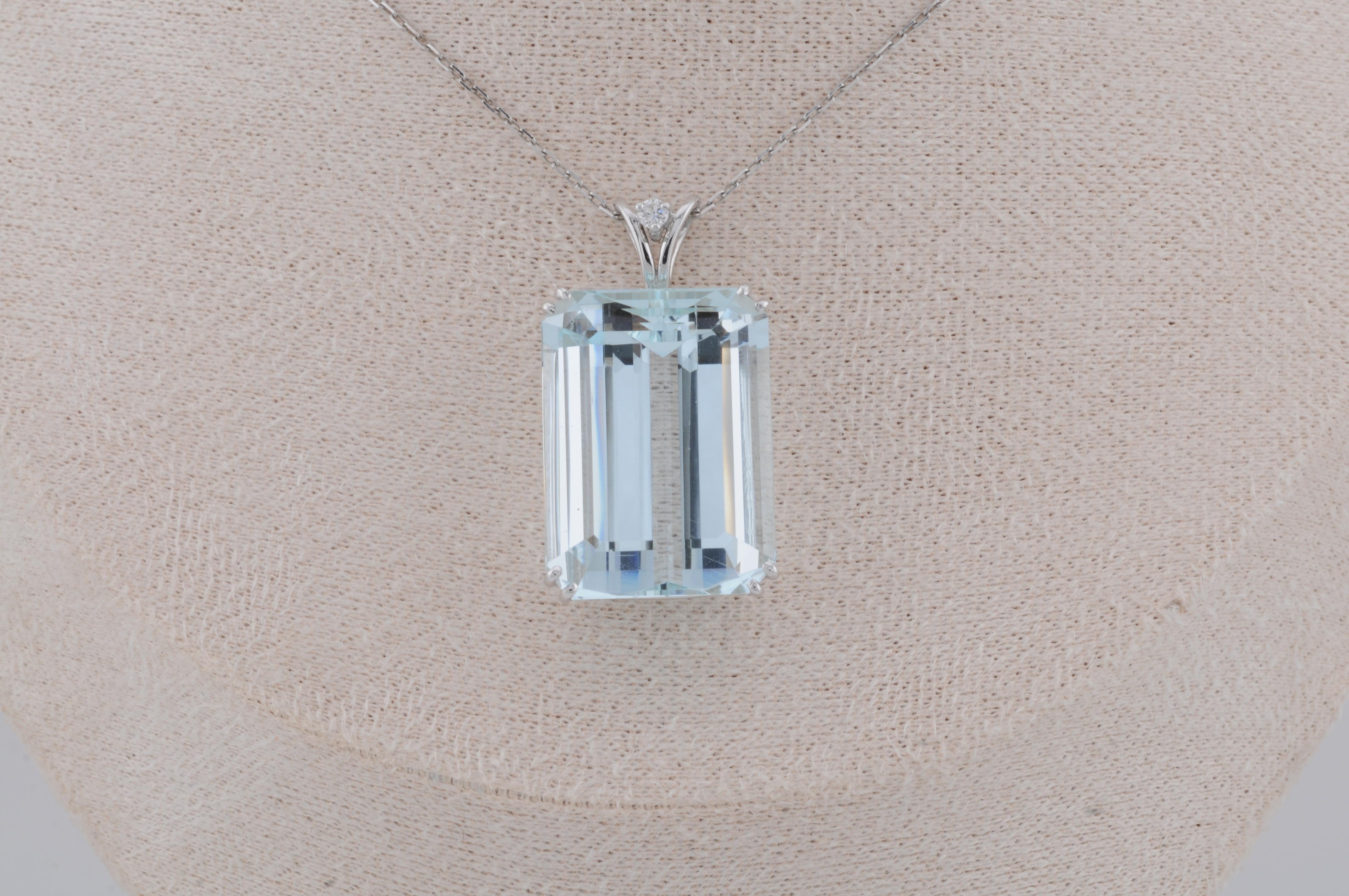 Estetismo Ciondolo con acquamarina in oro bianco 18 carati (circa 25ct) in vendita