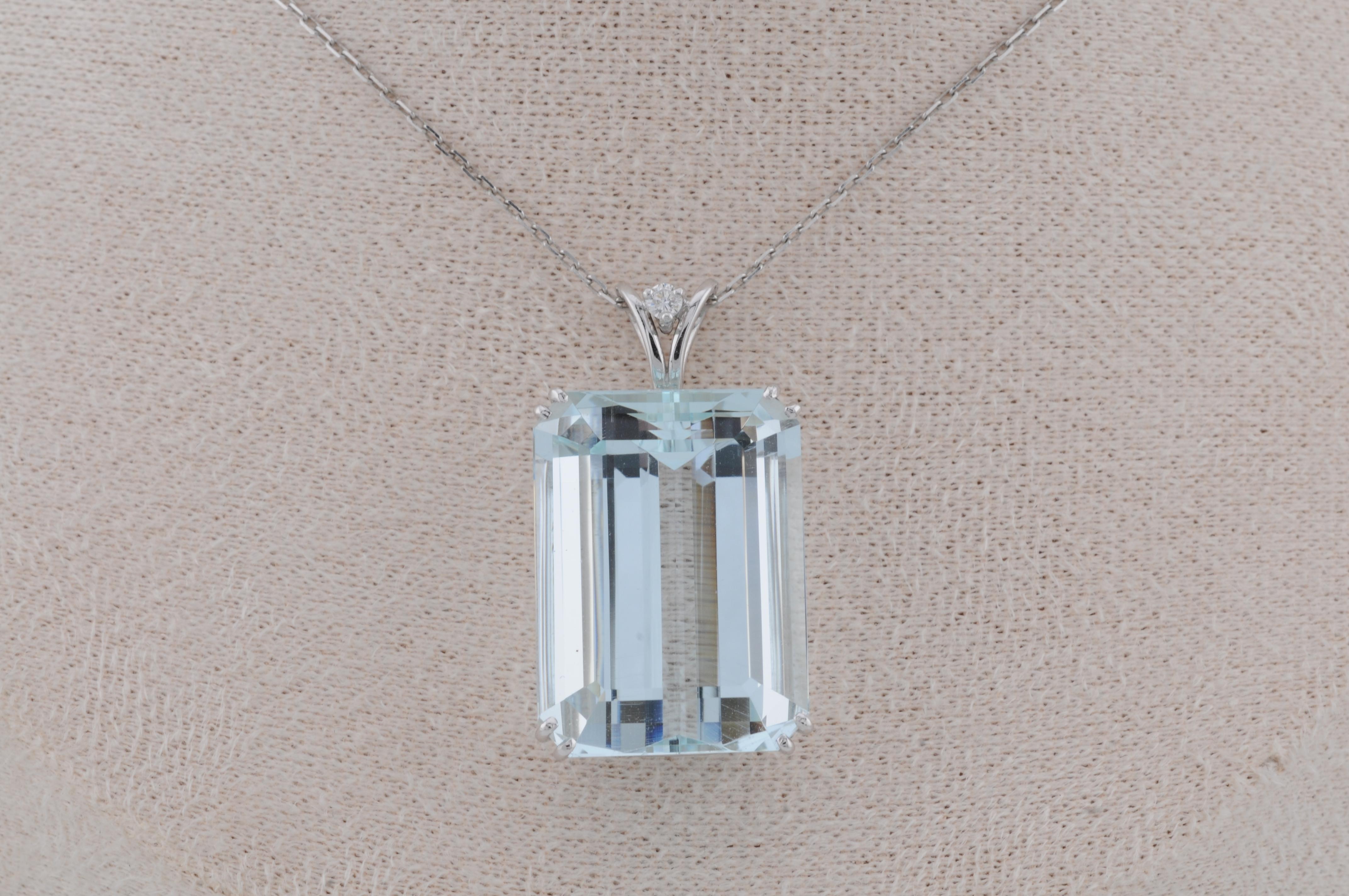 Taglio smeraldo Ciondolo con acquamarina in oro bianco 18 carati (circa 25ct) in vendita