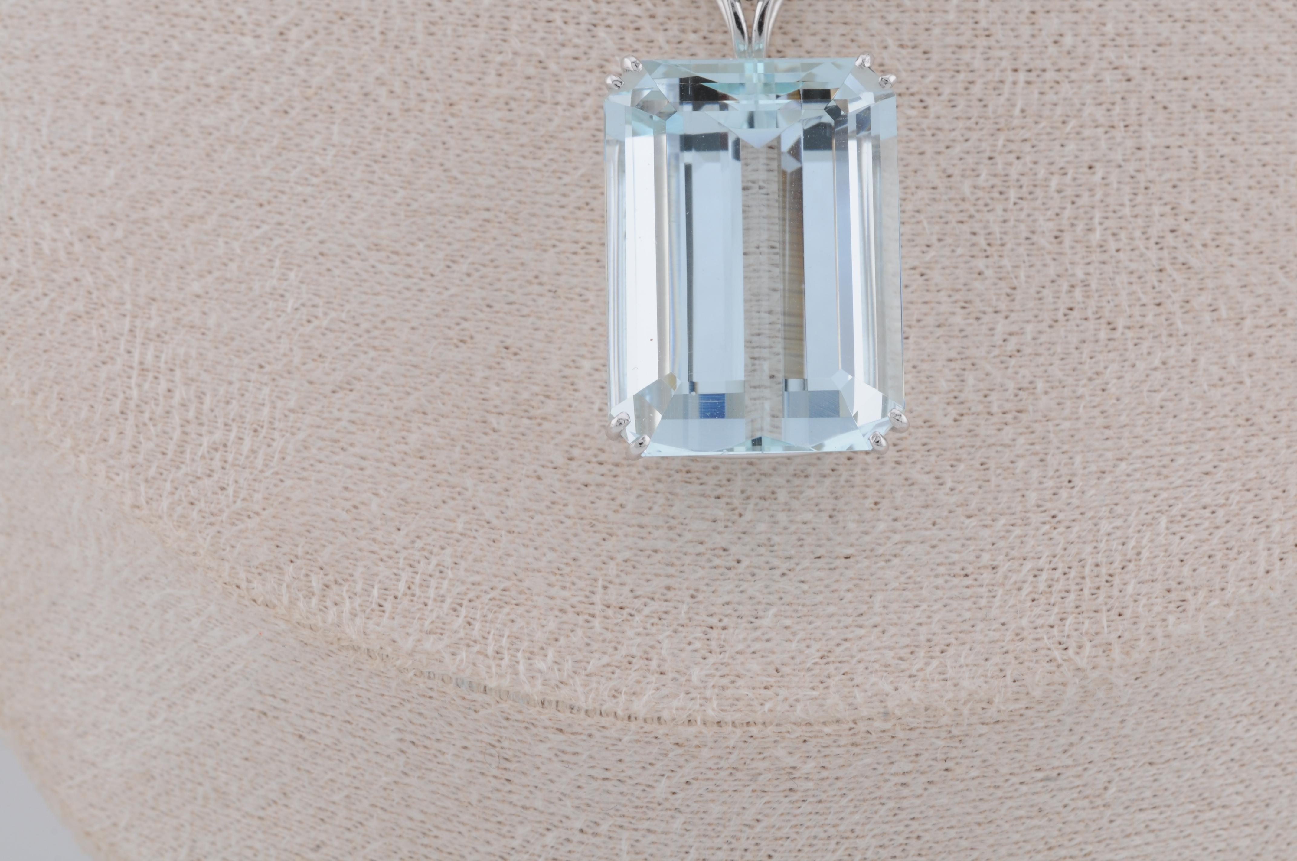 Ciondolo con acquamarina in oro bianco 18 carati (circa 25ct) in vendita 1