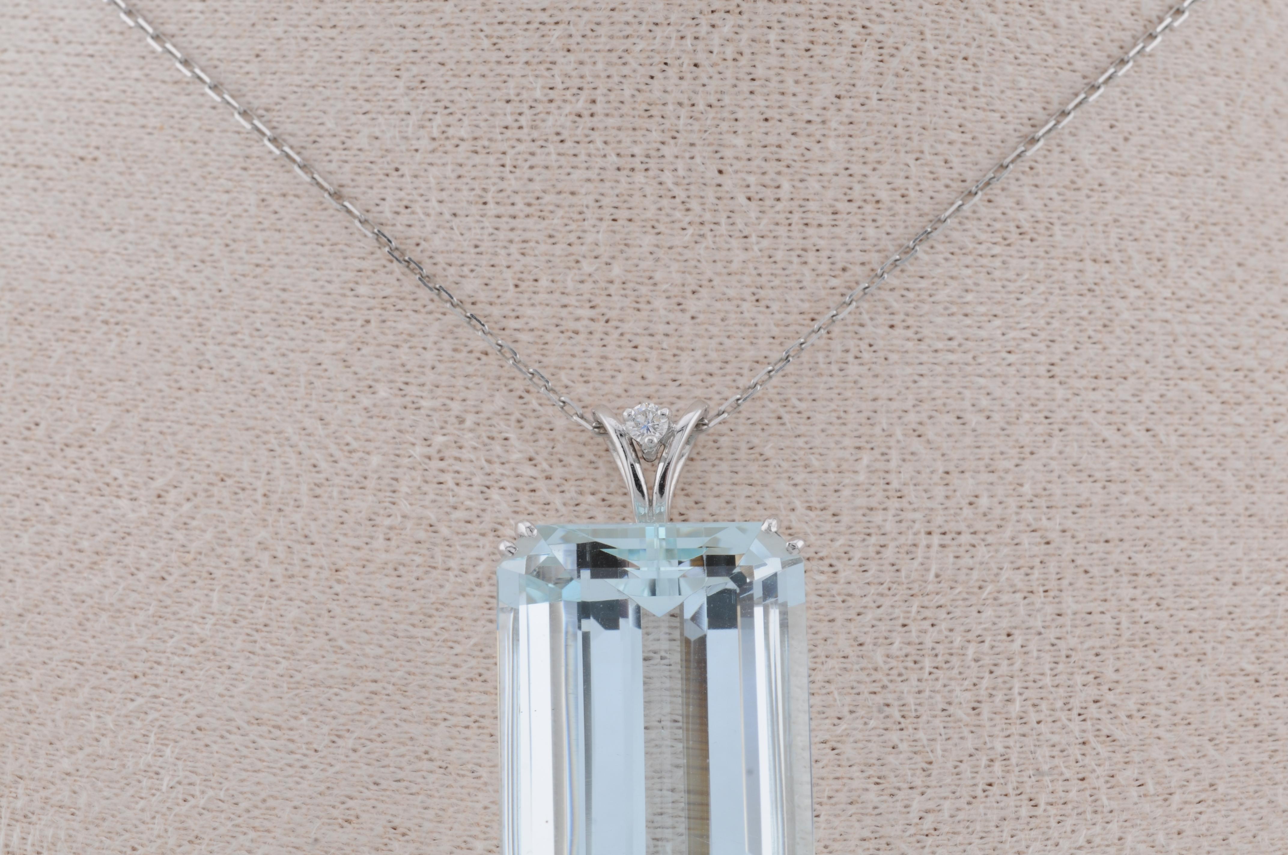 Ciondolo con acquamarina in oro bianco 18 carati (circa 25ct) in vendita 2
