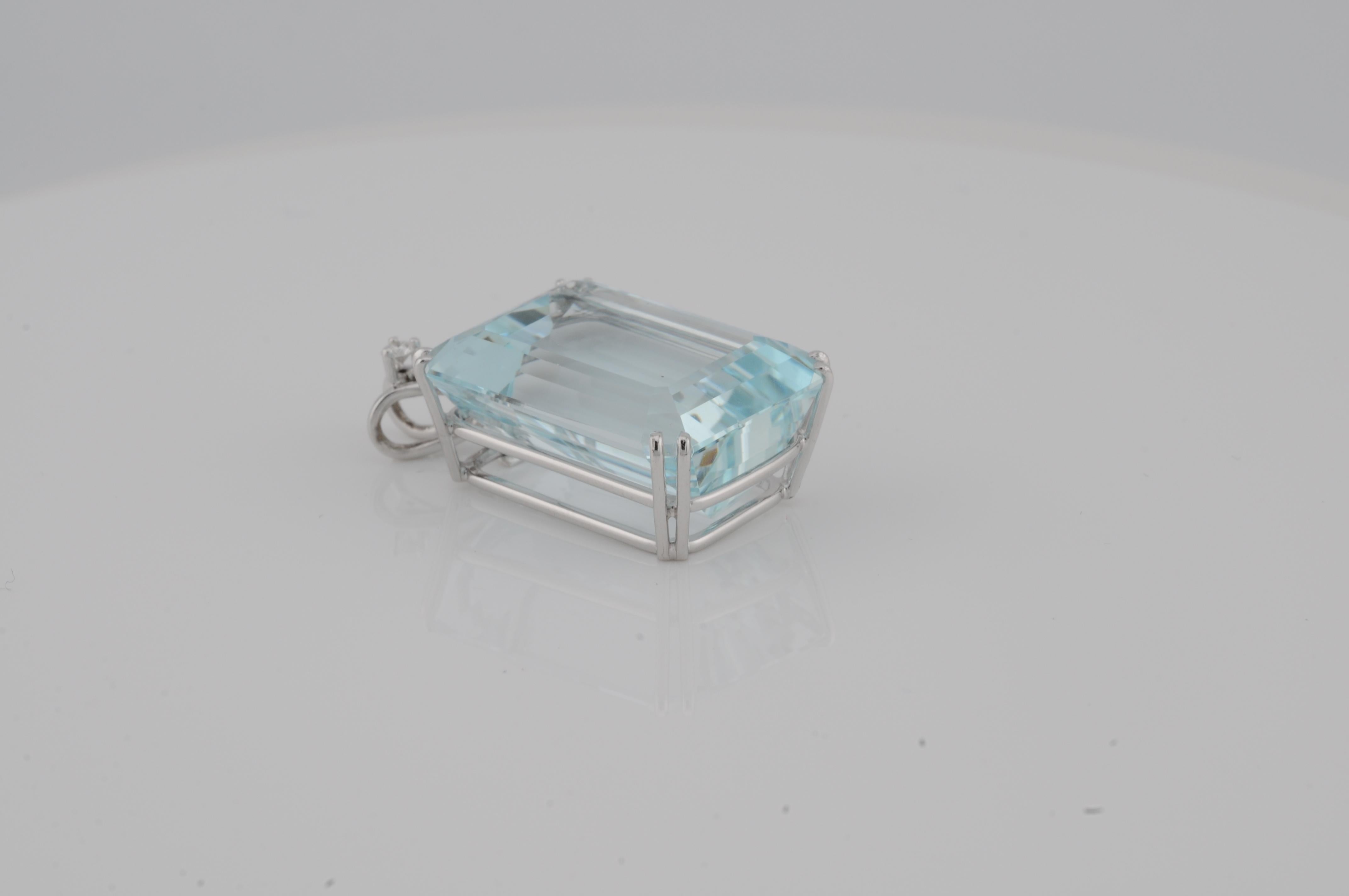 Ciondolo con acquamarina in oro bianco 18 carati (circa 25ct) in vendita 3