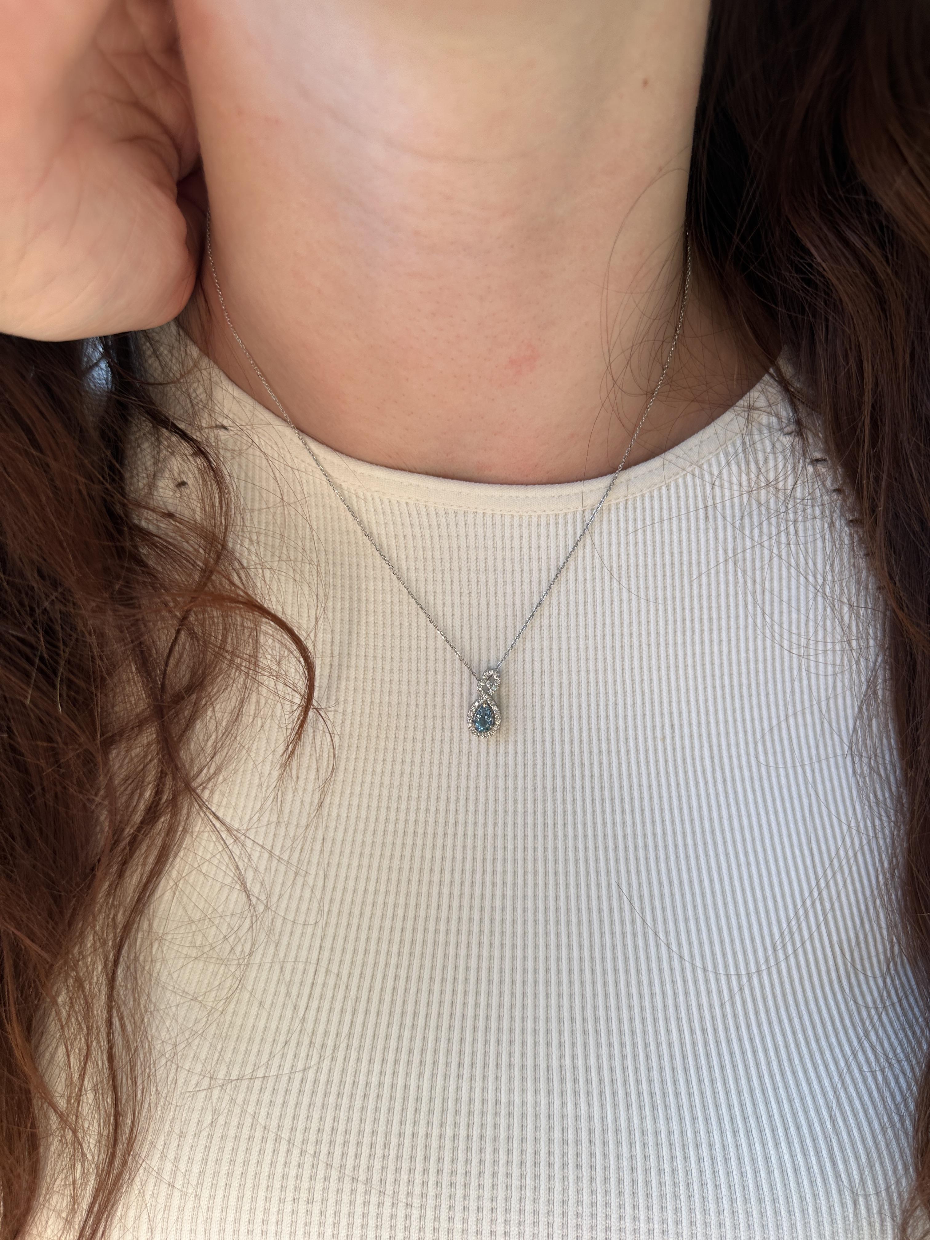 Ce magnifique pendentif est orné d'une aigue-marine en forme de poire de 0,35 carat et de diamants naturels extraits de la terre, le tout serti dans de l'or massif 14K. Ce pendentif peut être un beau cadeau de pierre de naissance du mois de mars