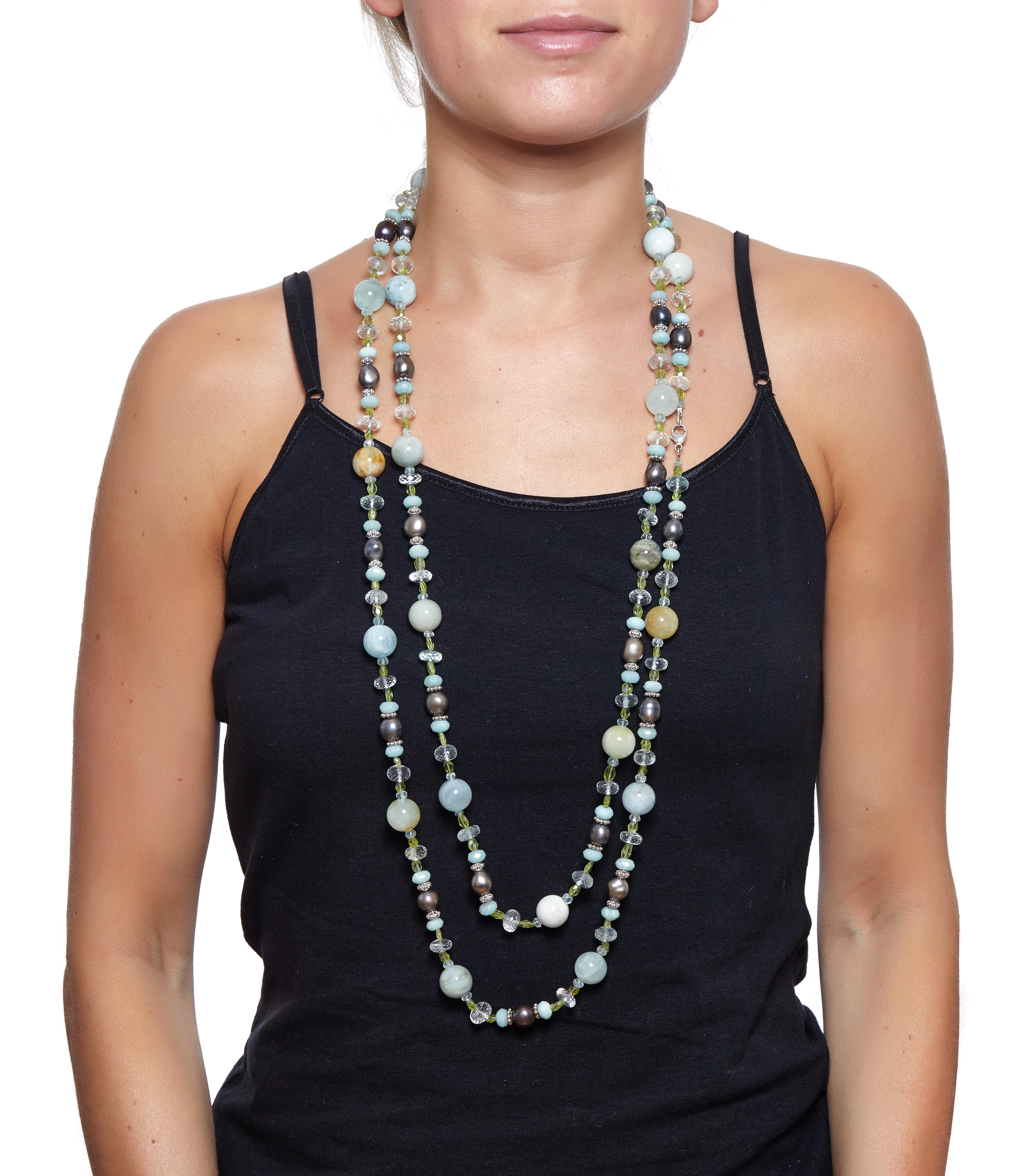 Bijoux Sabrina Balsky
Un collier de pierres fines de qualité, fait à la main, d'une longueur de 62 pouces, composé de perles d'aigue-marine naturelles de 14 mm, de perles d'eau douce noires et de rondelles d'amazonite à facettes,  Des rondelles