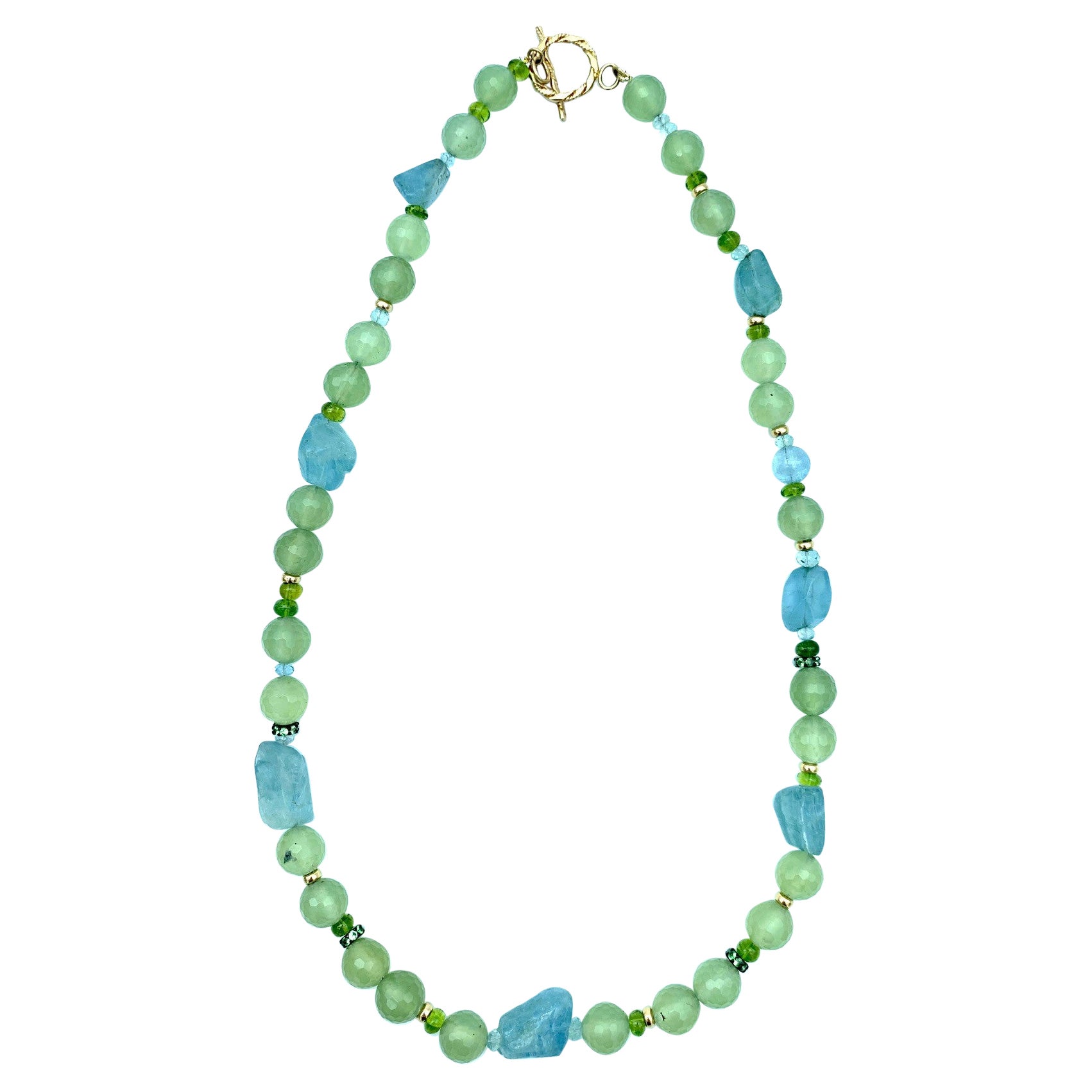 Ce collier de perles amusant et unique présente une collection intéressante de  des pierres précieuses pastel de formes et de tailles variées. Des perles rondes et facettées de prehnite sont associées à des perles 