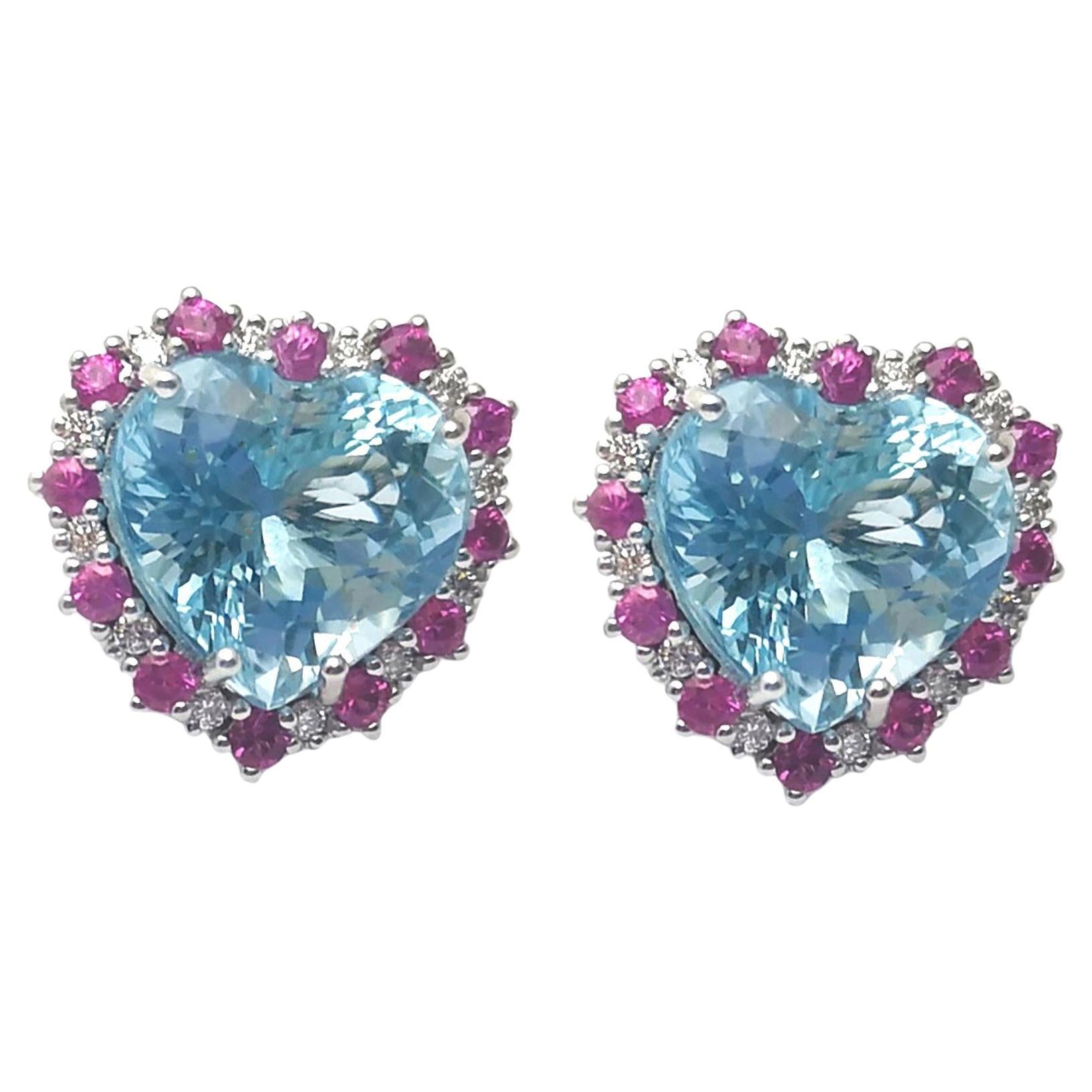 Acquamarina 13,95 carati, Zaffiro rosa 1,23 carati e Diamante 0,40 carati in montatura d'oro bianco 18 carati

Larghezza: 1.7 cm 
Lunghezza: 1.7 cm
Peso totale: 12.76 grammi

