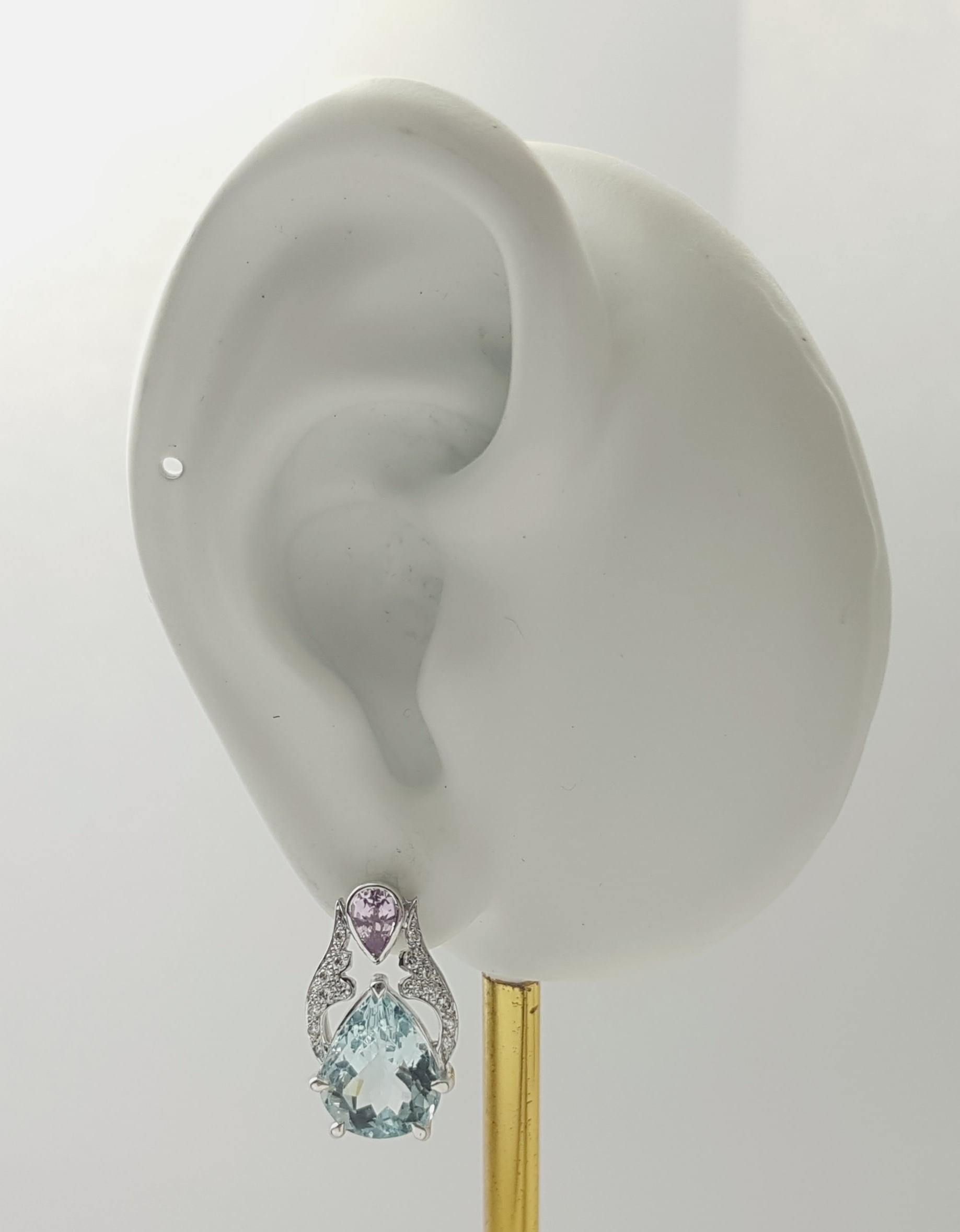 Boucles d'oreilles en aigue-marine 6,43 carats, saphir rose 0,60 carat et diamant 0,20 carat montées en or blanc 18 carats 

Largeur : 1.1 cm 
Longueur : 1.9 cm
Poids total : 6,86 grammes

