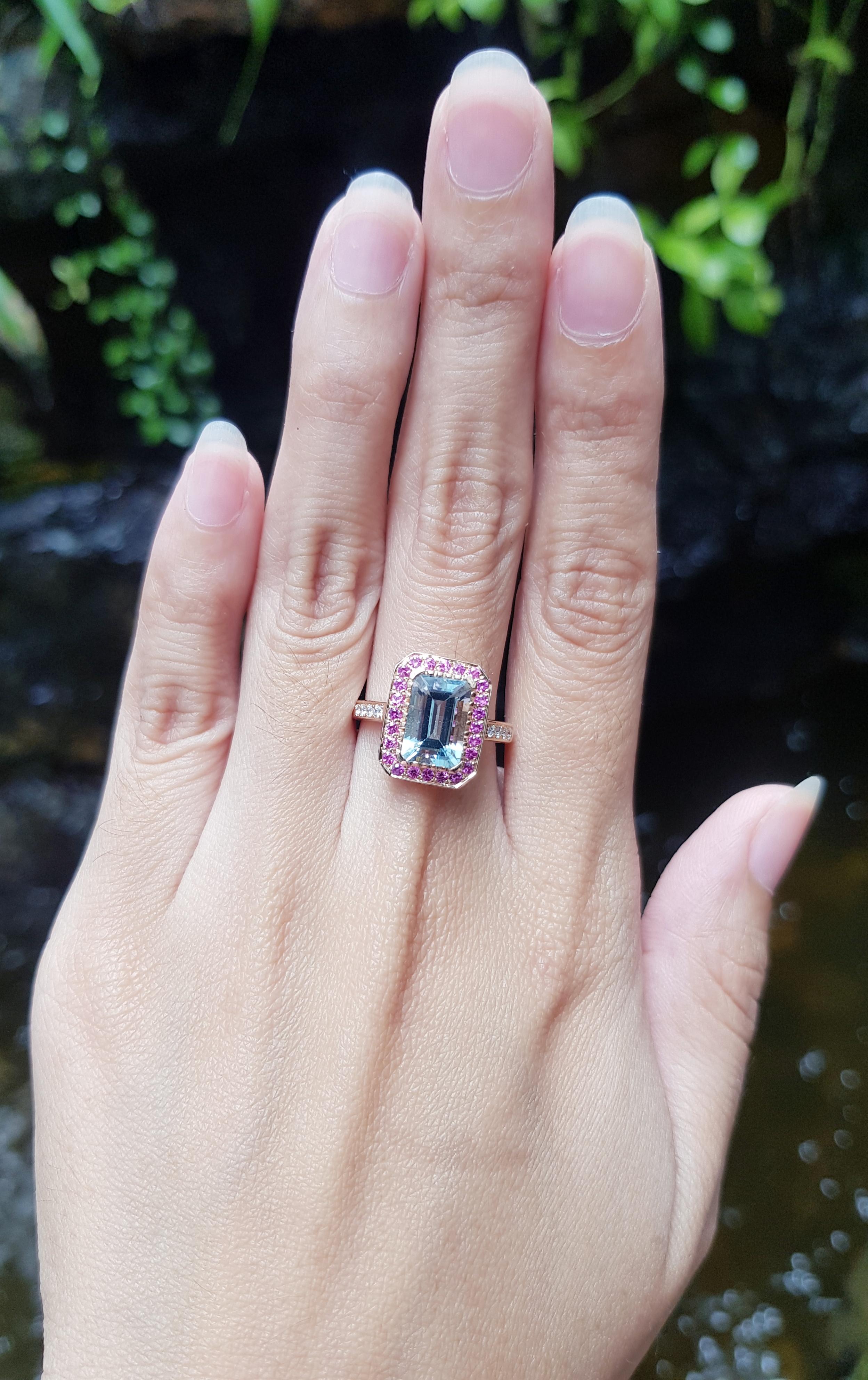 Aquamarine 2.08 carat, Pink Sapphire 0.57 carat and Diamond 0.10 carat Ring set in 18 Karat Rose Gold Settings

Width:  1.1 cm 
Length: 1.5 cm
Taille de l'anneau : 53
Total Weight: 4.68 grams


