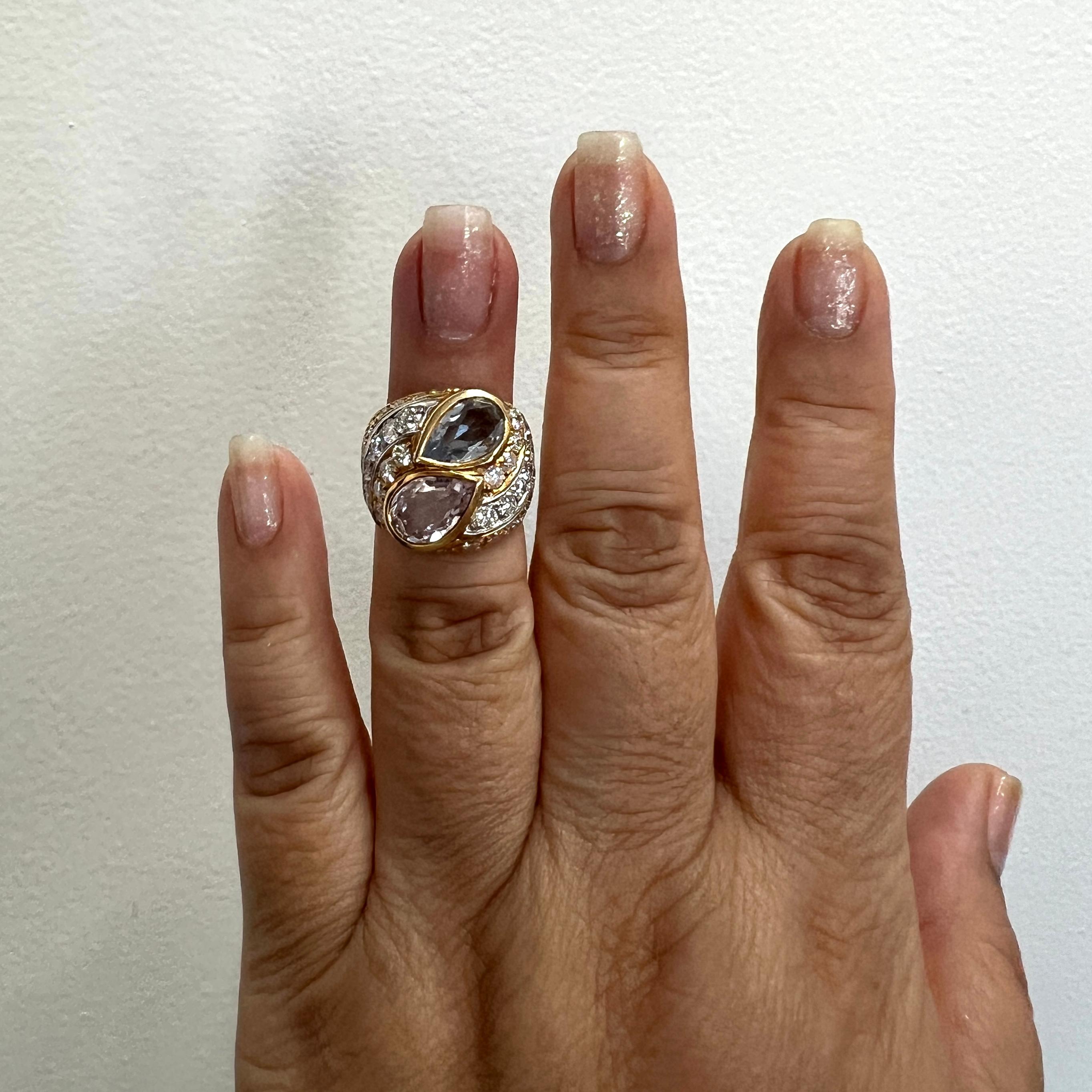 Atemberaubende 1,20 ct. Aquamarin Birne Form und rosa Turmalin Birne Form mit guter Qualität weißen Diamanten Runden.  Handgefertigt aus 18 Karat Weiß- und Gelbgold.  Ring Größe 4,5.