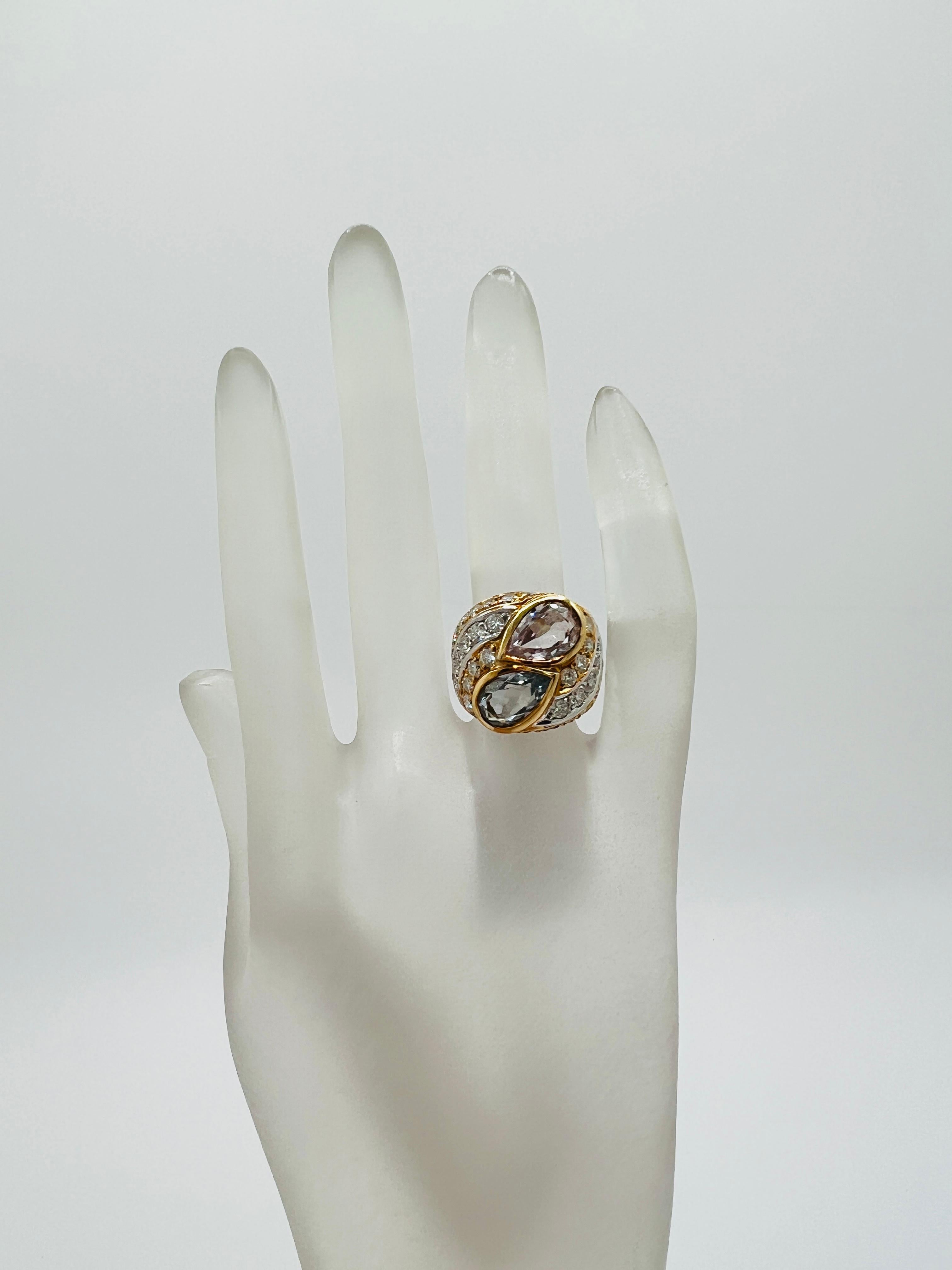 Ring mit Aquamarin, Pinkem Turmalin und weißem Diamant aus zweifarbigem 18-Karat-Gold (Tropfenschliff) im Angebot