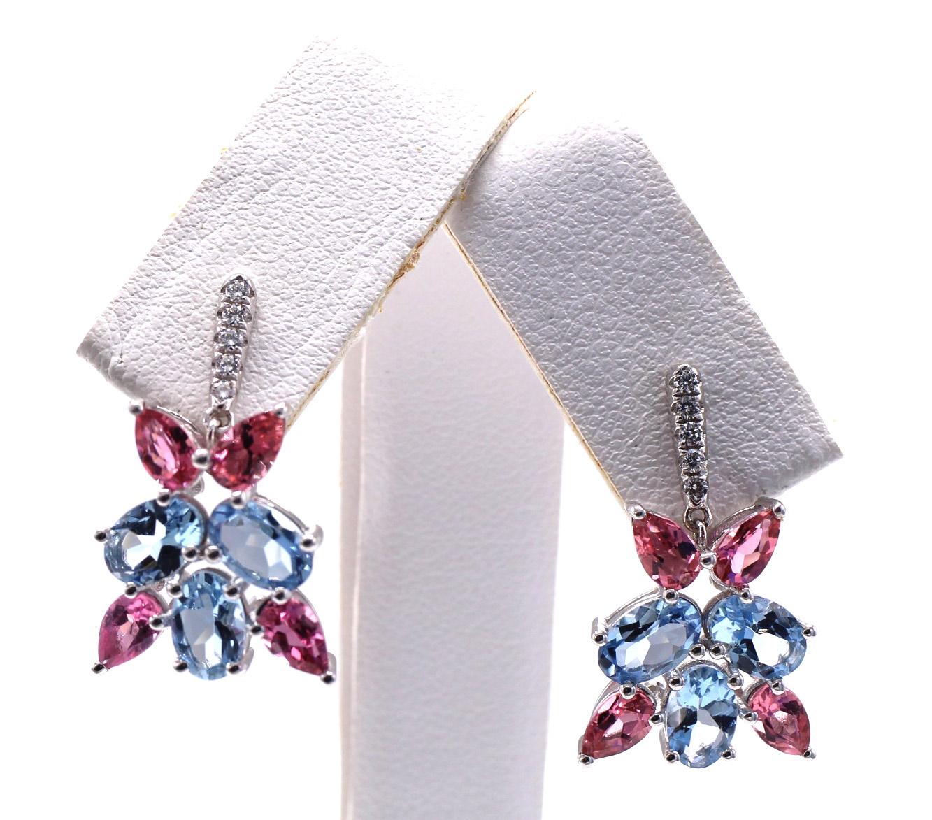 Wunderschön gestaltete und meisterhaft handgefertigte Ohrringe mit 3 zentral gefassten lebhaften Aquamarinen, die von 4 lebhaften birnenförmigen rosa Saphiren akzentuiert werden, die flexibel an einem Stab mit 5 strahlend weißen und funkelnden