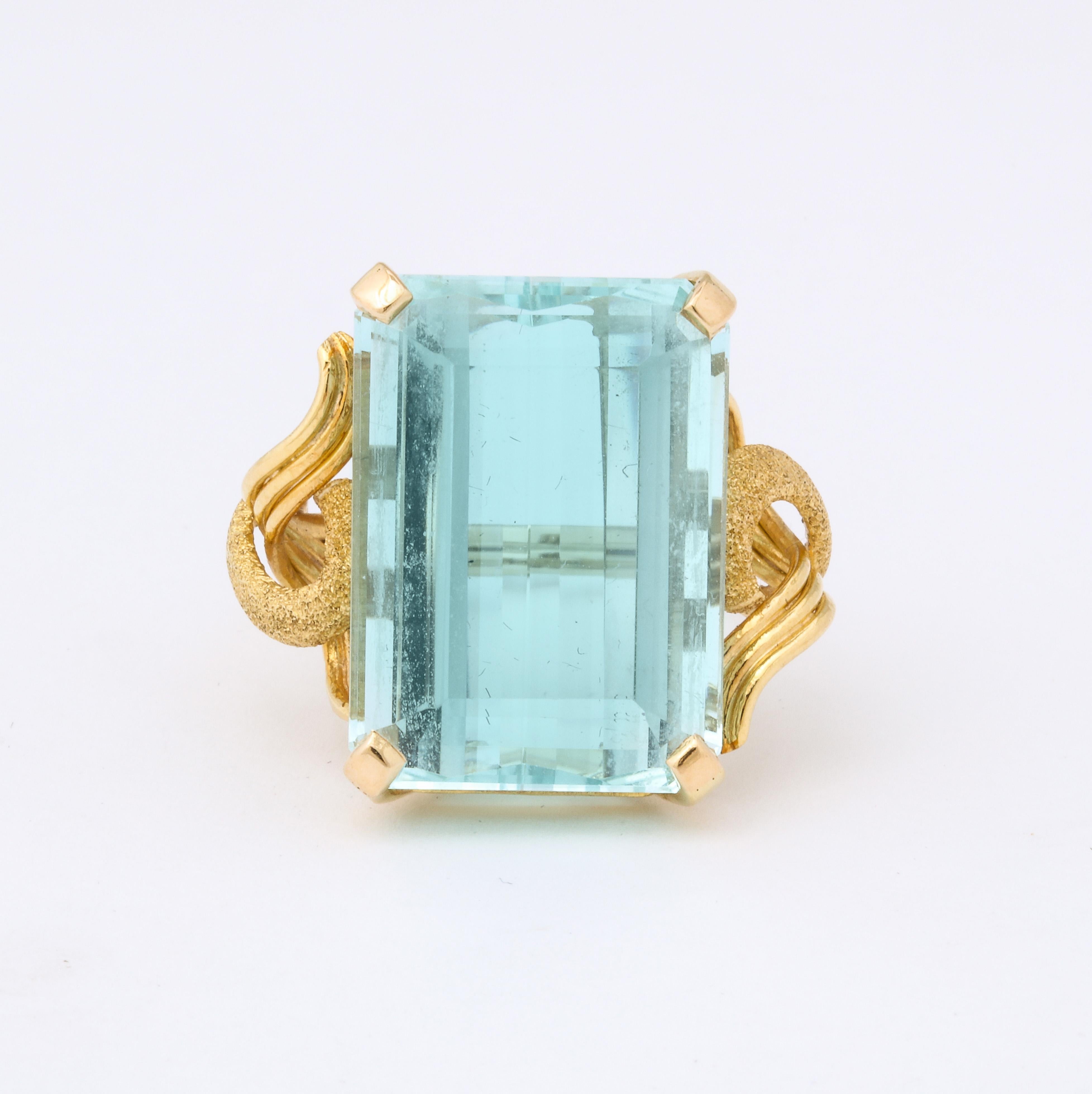 Retro-Ring aus 18 Karat Gold mit Aquamarin (Smaragdschliff) im Angebot