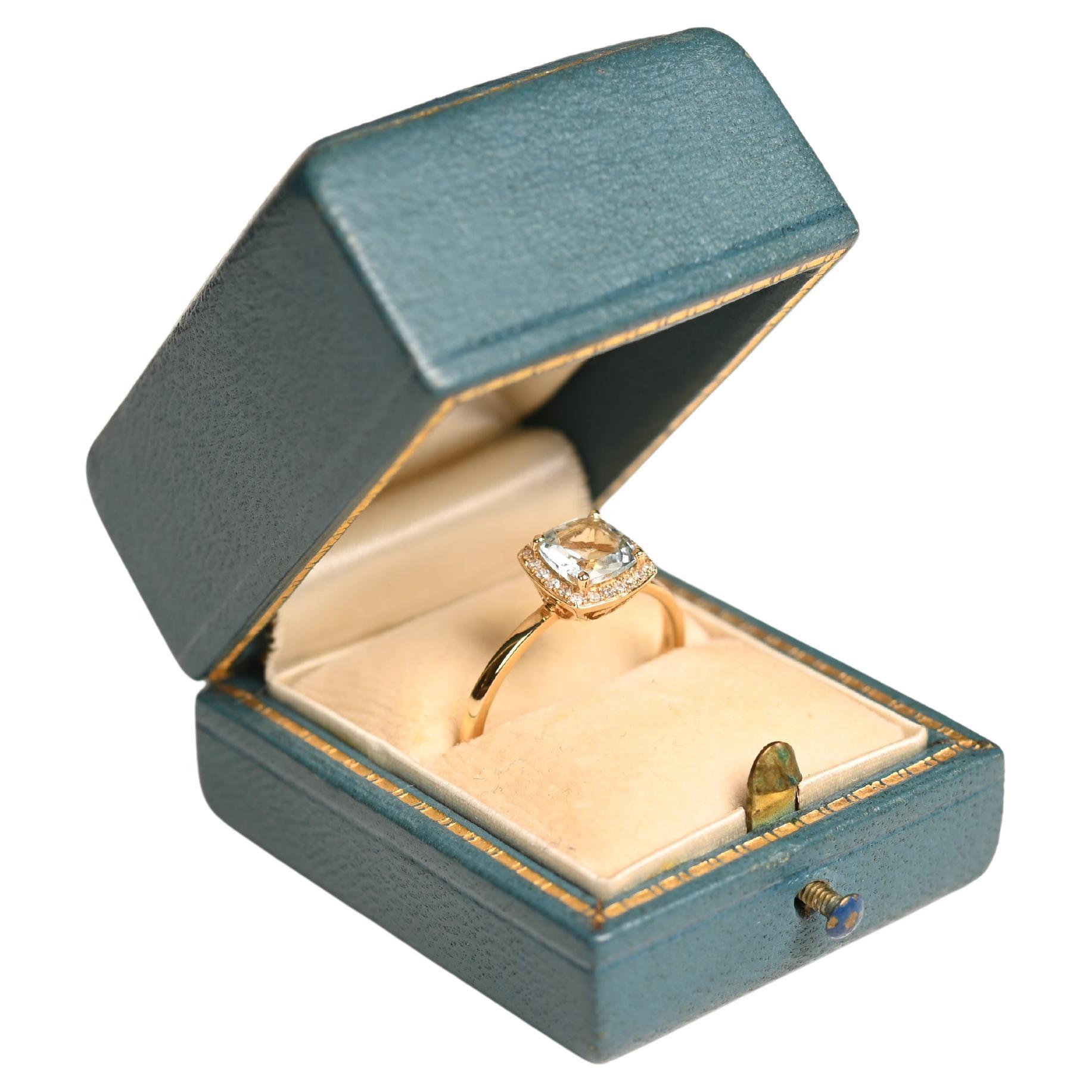 Aquamarin- und Diamant-Halo-Ring. Ring aus 18-karätigem Gelbgold mit einem Aquamarin im Kissen-Schliff (0,90 ct)