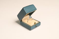 18 Karat Weißgold Aquamarin Ring. 0,90ct Rundschliff Aquamarin Diamant Akzent