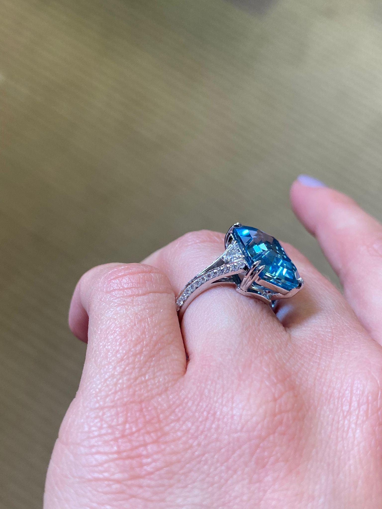 Aquamarinring mit 10,29 Karat im Smaragdschliff im Zustand „Neu“ in Beverly Hills, CA