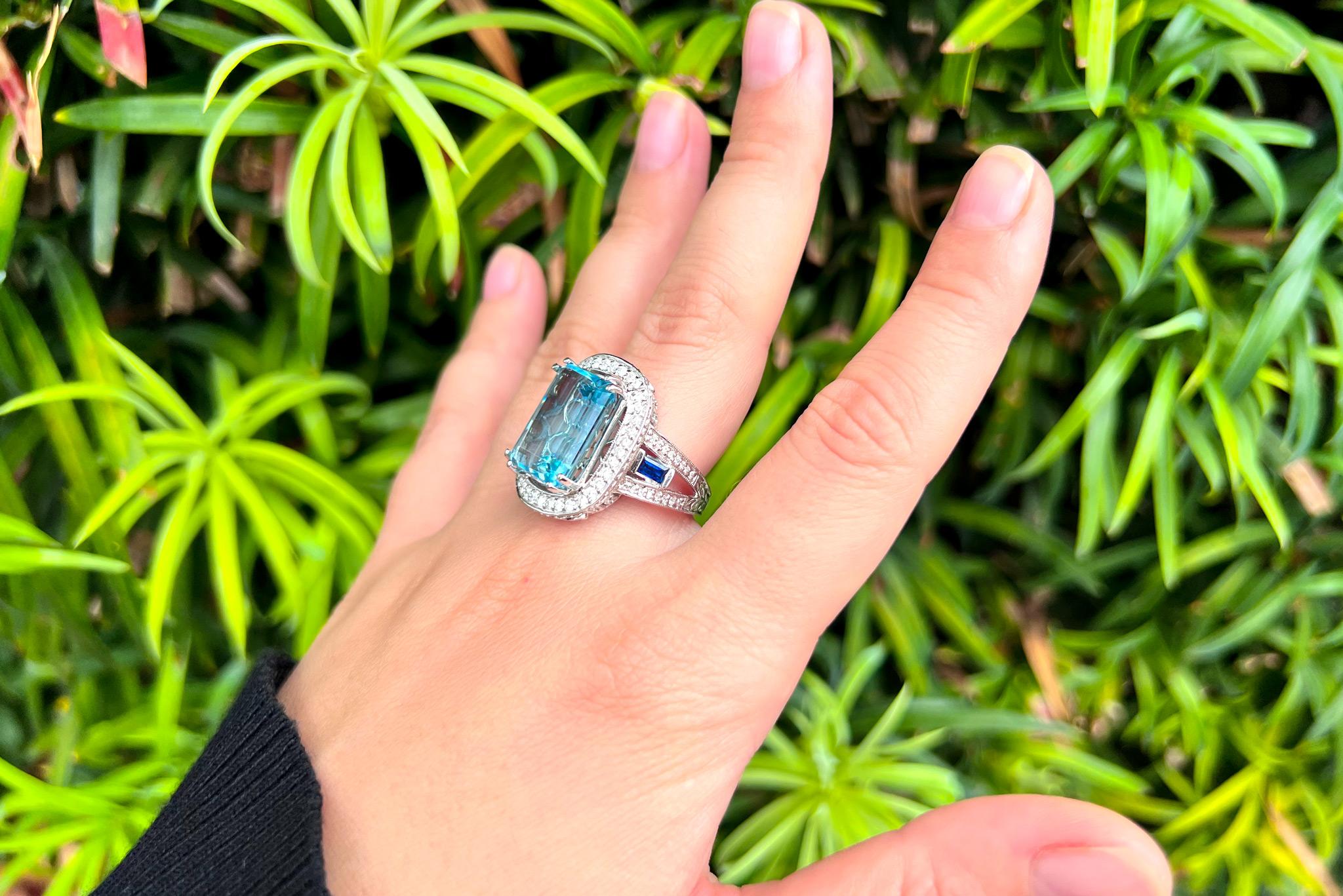 18 Karat Gold Aquamarin-Ring mit 18 Karat Diamanten und Saphiren (Smaragdschliff)